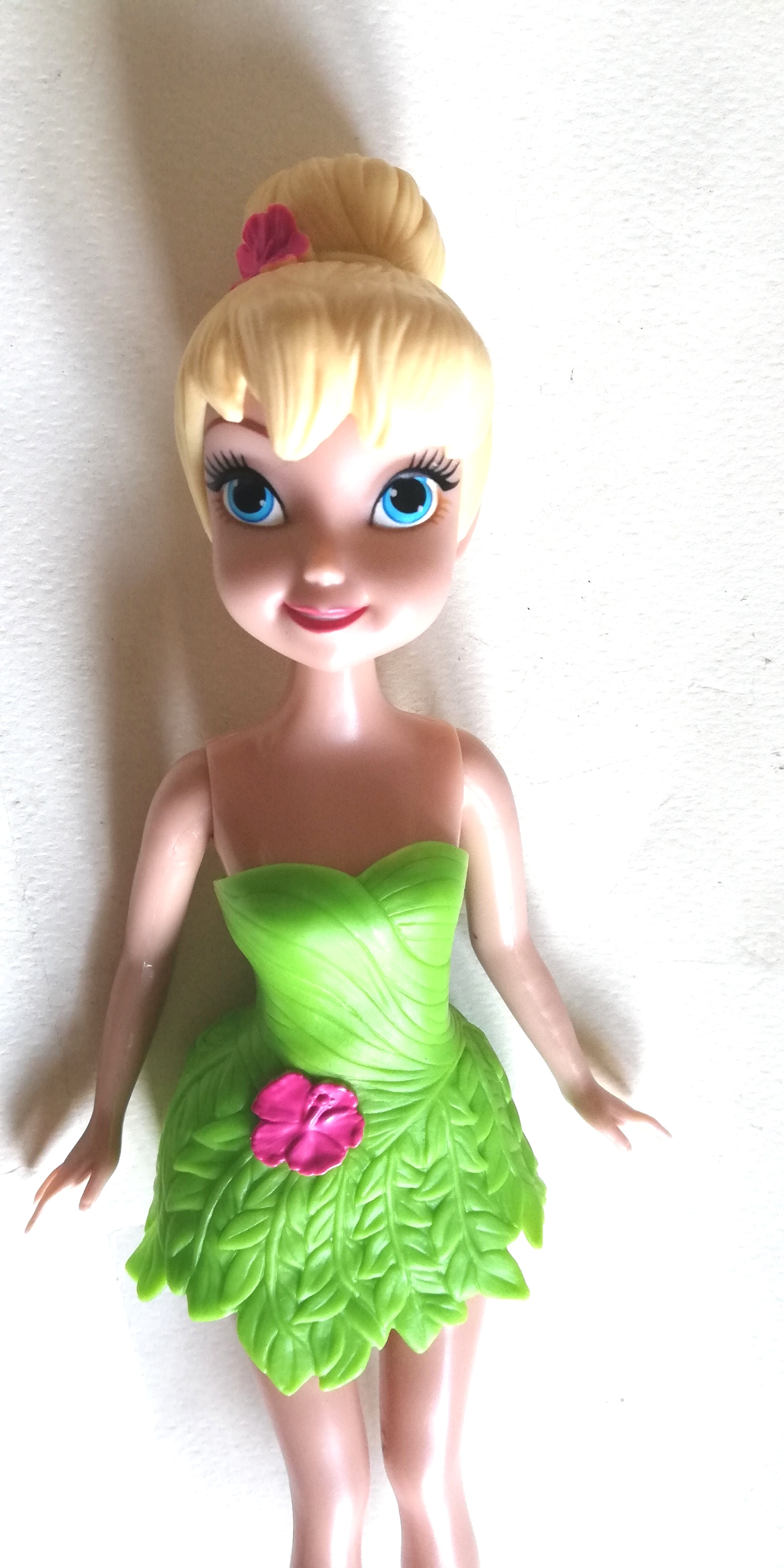 มีหลายภาพค่ะ, ตุ๊กตา ทิงเกอร์เบลล์ จากดิสนีย์*** ปีกไม่ได้มากับตัว, ไม่ได้มีรองเท้า มีของตามภาพ ขาแน่นมาก ***งอแทบไม่ได้ พร้อมชุด เป็นยางสีเขียวถอดออกได้ตามภาพ, ขาแข็ง พับงอไม่ได้