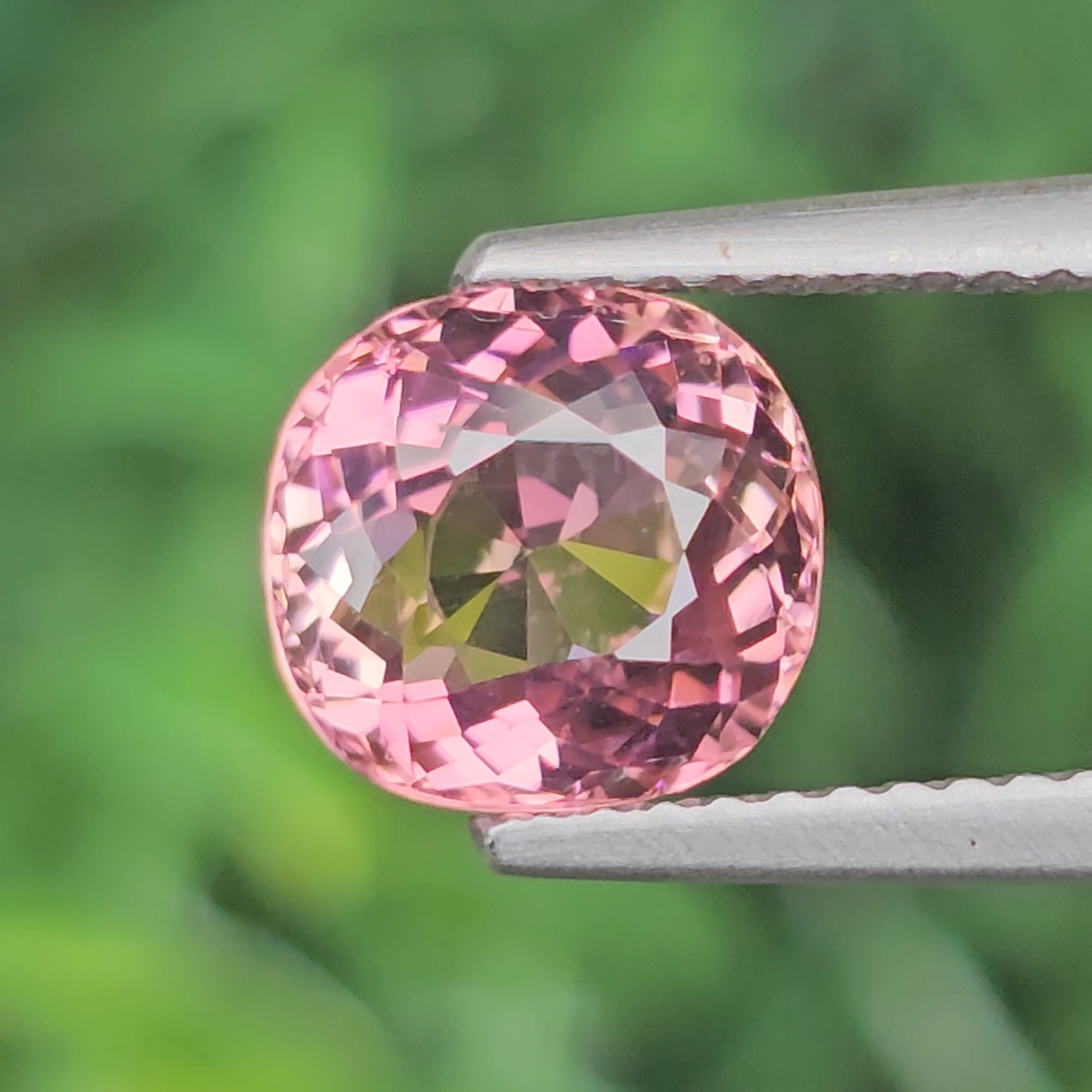 พลอย ทัวร์มาลีน Tourmaline 1.97 กะรัต (Cts.) พลอยแท้ อัญมณีมงคลประจําวันเกิด เครื่องประดับพลอย