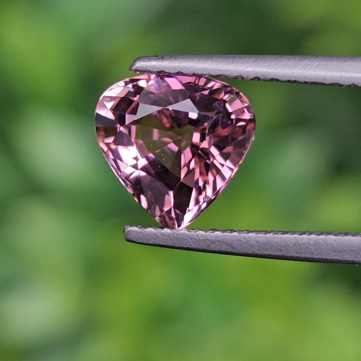 พลอย ชมพู ทัวร์มารีน (Pink Tourmaline) 1.96 กะรัต (Cts.) อัญมณีมงคลประจําวันเกิด เครื่องประดับพลอย
