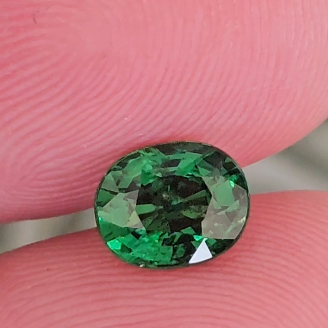 พลอย ซาโวไรท์ Tsavorite Garnet 1.36 กะรัต (Cts.) ดิบ Unheated พร้อมใบเซอร์ อัญมณีมงคลประจําวันเกิด เครื่องประดับพลอย