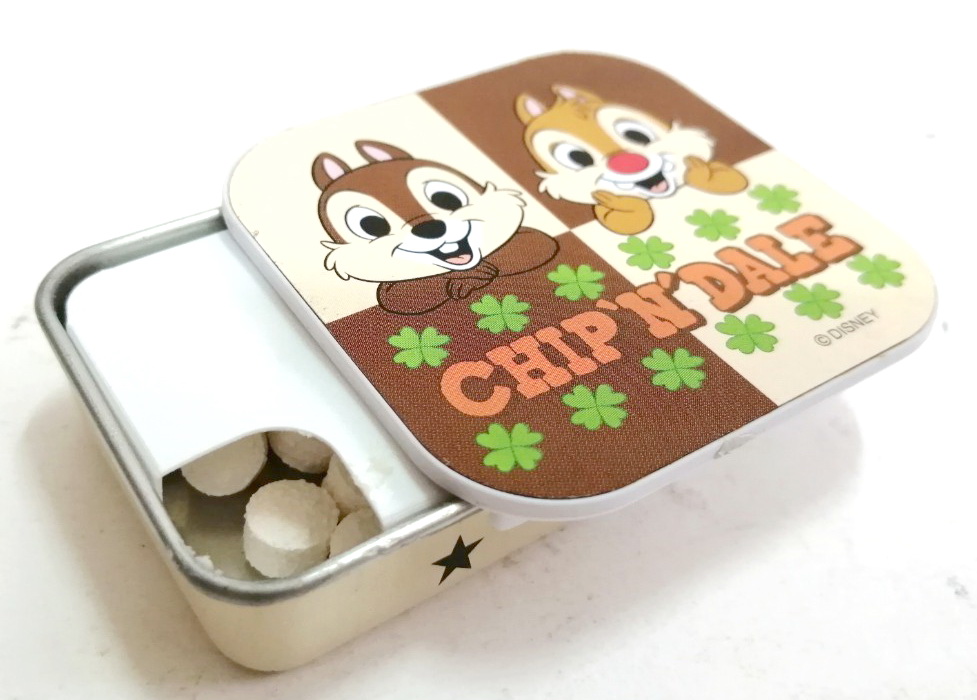 ตลับลูกอม ชิฟกับเดล Chip &Dale สองชิปมังค์น้อญย ผู้มีชื่อเสียง จากเพลงฮิต ของดีสนีย์ ตลับนี้เป็นลิขสิทธิ์แท้ขายเฉพาะบางสถานที่ ตัวตลับเลื่อนเปิดปิด ก้นเป็นสังกะสีฝาตลับเป็นพลาสติก สกรีนรูปด้วยความร้อน ขนาดราว 5×5 ซม. ลูกอมยังอยู่แต่เสื่อมสภาพแล้วไม่ควรรับ