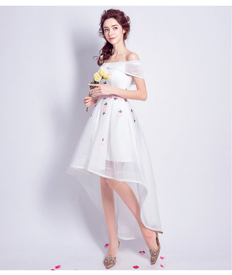 ชุดเจ้าสาวชุดราตรีสั้นแบบไหล่ปาดหน้าสั้นหลังยาวแต่งดอกไม้สวยหวาน (เชือกผูกหลัง)