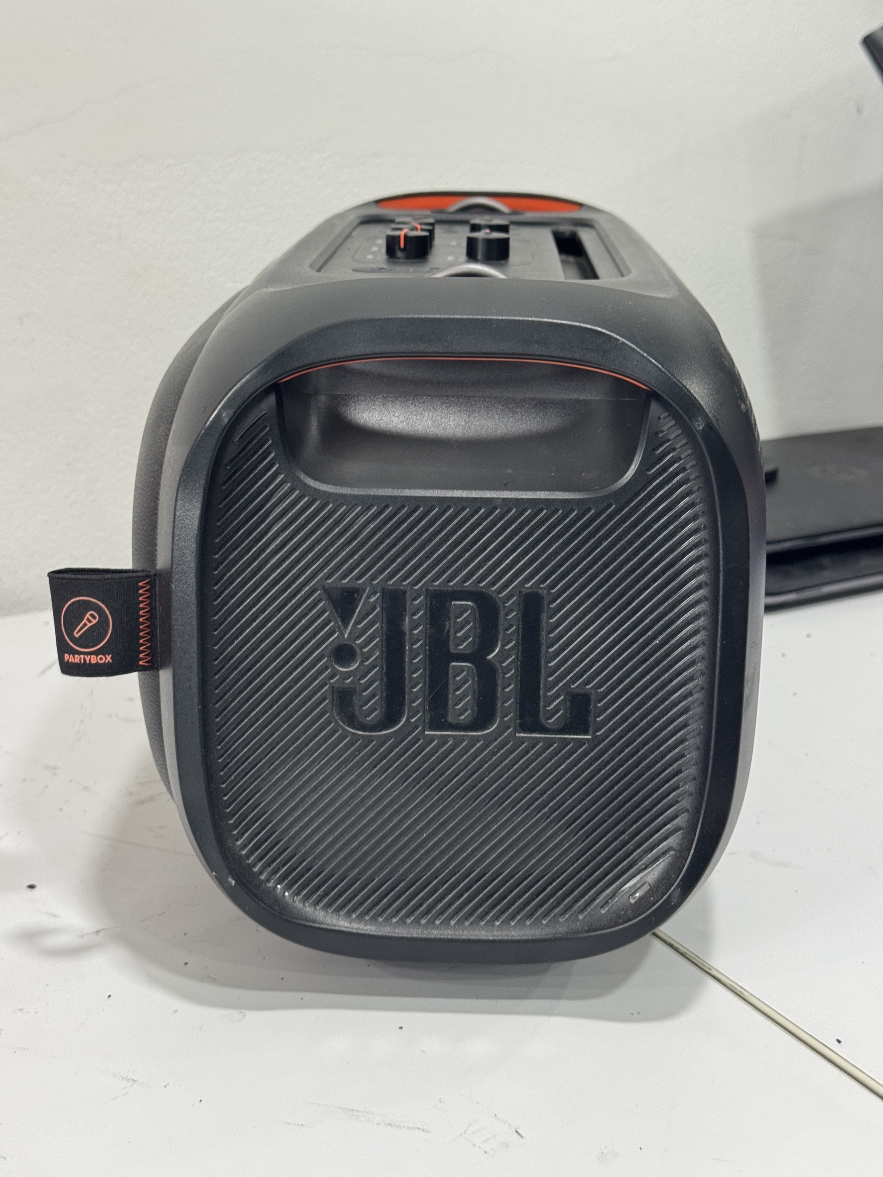 JBL Partybox On The Go + Mic*2 ***ไมค์มีรอยแตกหักที่กดไมค์ไม่ดี กดติดบ้างไม่ติดบ้าง ****ตัวเครื่องใช้ได้ปกติ