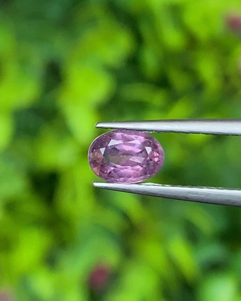 พลอย เพอเพิล แซฟไฟร์ สีม่วง Purple Sapphire ดิบ Unheated 0.80 กะรัต (Cts.) พลอยแท้ อัญมณีมงคลประจําวันเกิด เครื่องประดับพลอย