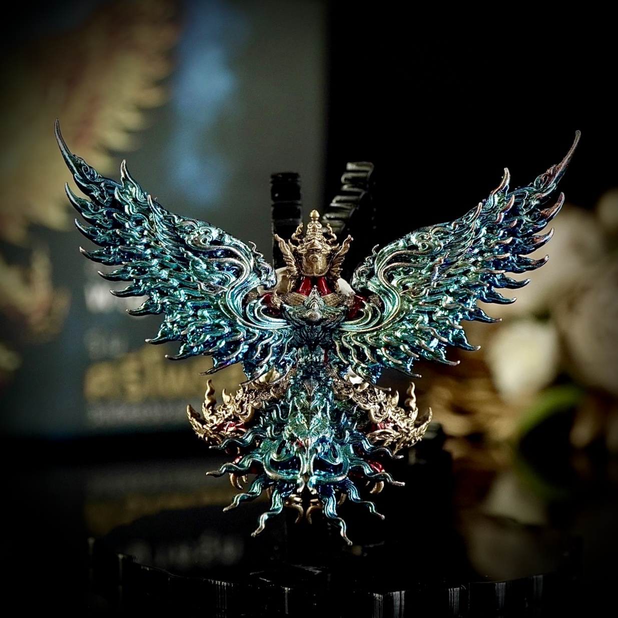 พญาครุฑ รุ่น ศรีโพธิ์สัตว์ รายการพิเศษศูนย์จอง เนื้อบรอนซ์ชุบซาติน ลงยาแดง ปีกรุ้ง (สีรุ้งแต่ละองค์จะแตกต่างกัน) ขนาดสูง 4 เซนติเมตร กว้าง 5 เซนติเมตร