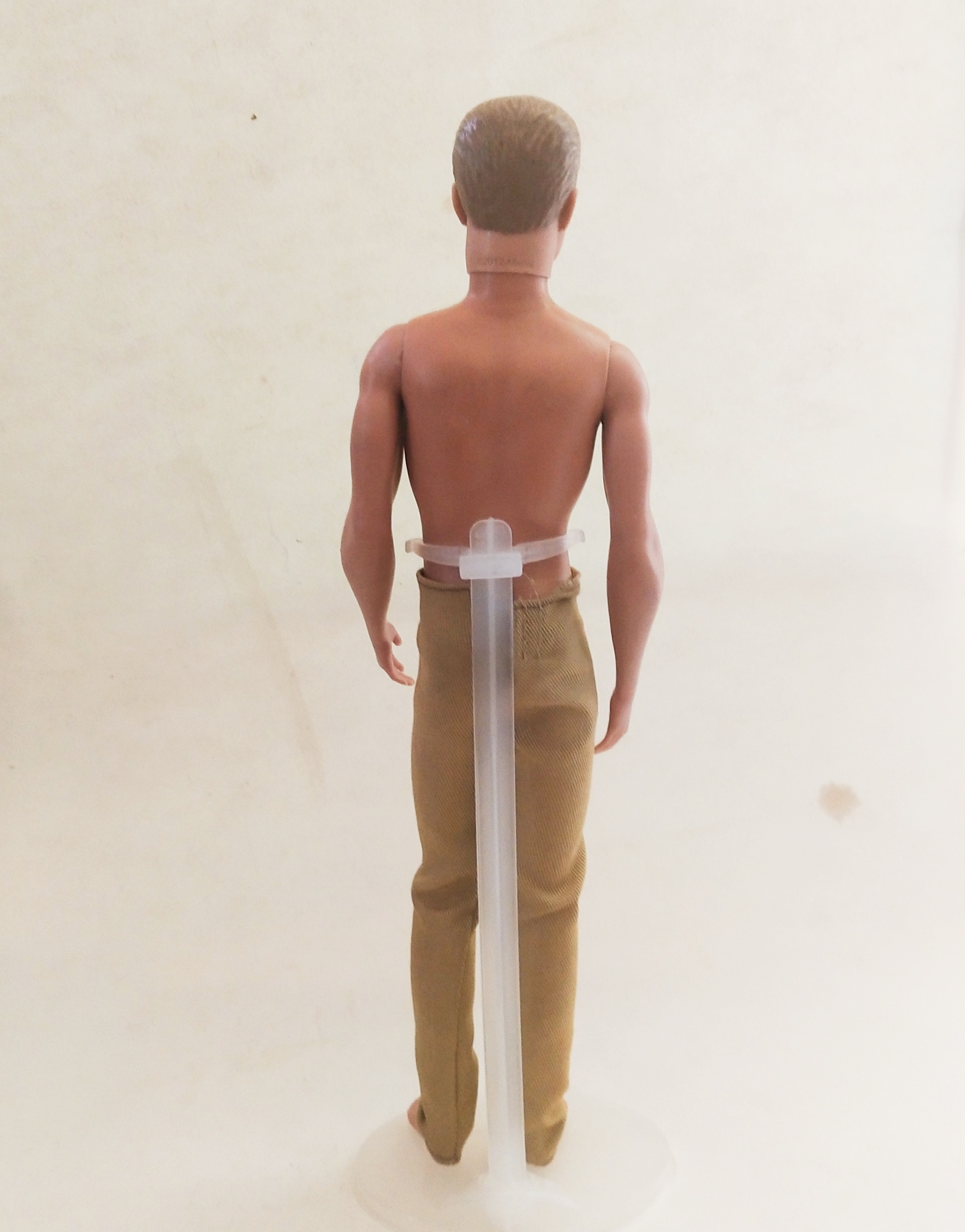 ตุ๊กตาผู้ชาย เคน แฟชั่นโพสต์ ท่ายืนทิ้งน้ำหนักลงที่ขาขวา แขนขาแน่น Mattel China 2013