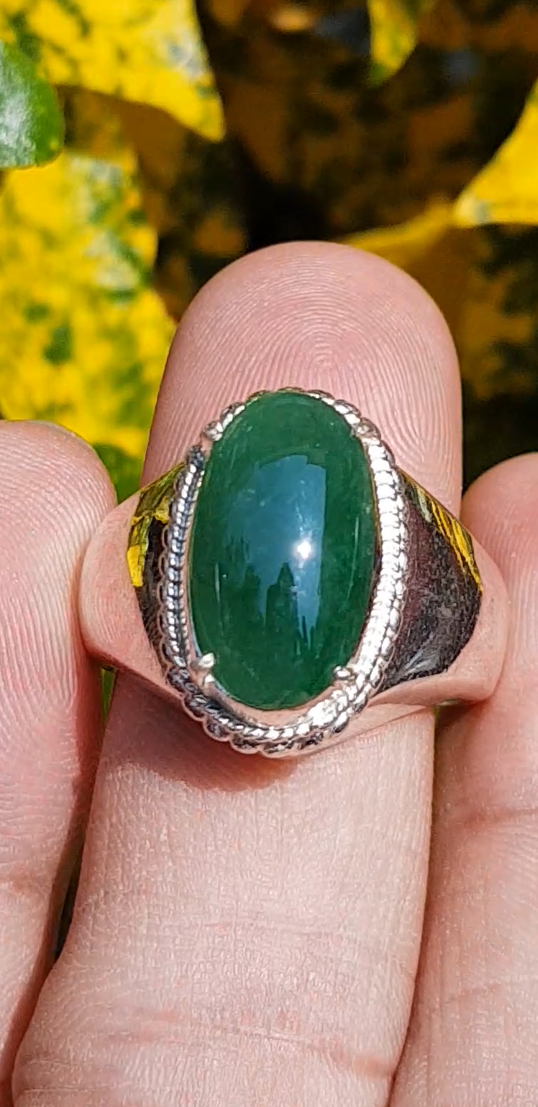 หยก พม่า แท้ Jade แหวนหยก 翡翠戒指 (Jadeite ring) 3.00 กะรัต (Cts.) ดิบ ไม่ผ่านการปรับปรุง (Type A) พม่า (Myanmar)