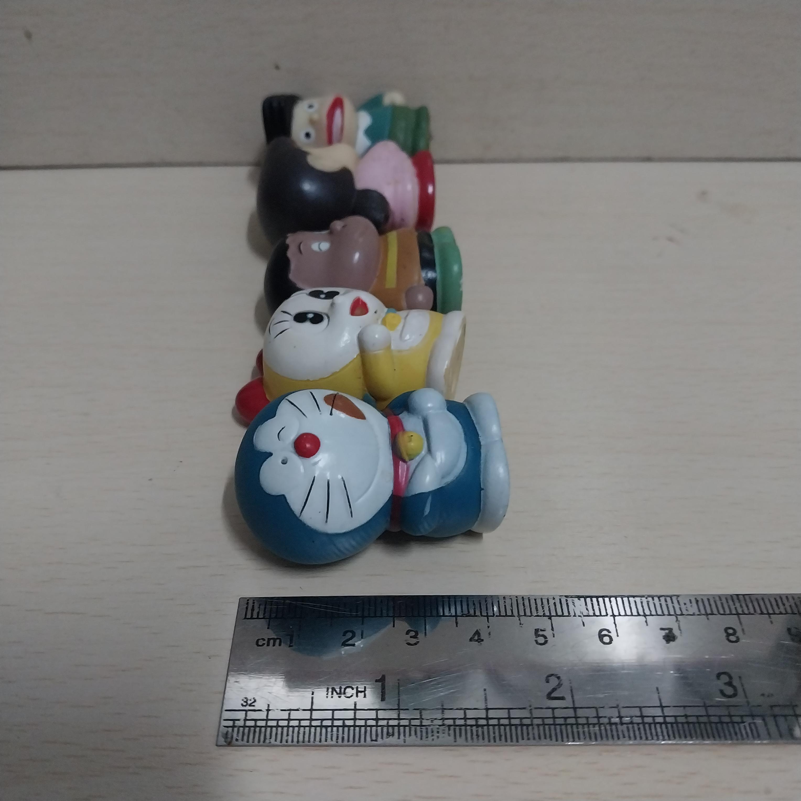 มีหลายภาพ Set Doraemon โดเรม่อน และเพื่อน ประกอบด้วย โดเรม่อน โดเรมี่ ชิซูกะ ไจแอนท์ ซึเนโอะ ขนาดตามภาพ