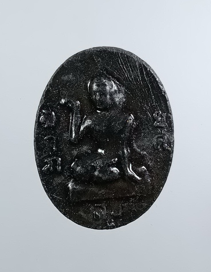 ผ3225 พระนางกวัก หลัง สาริกาคู่ เนื้อดินชุบรัก ไม่ทราบที่ครับ