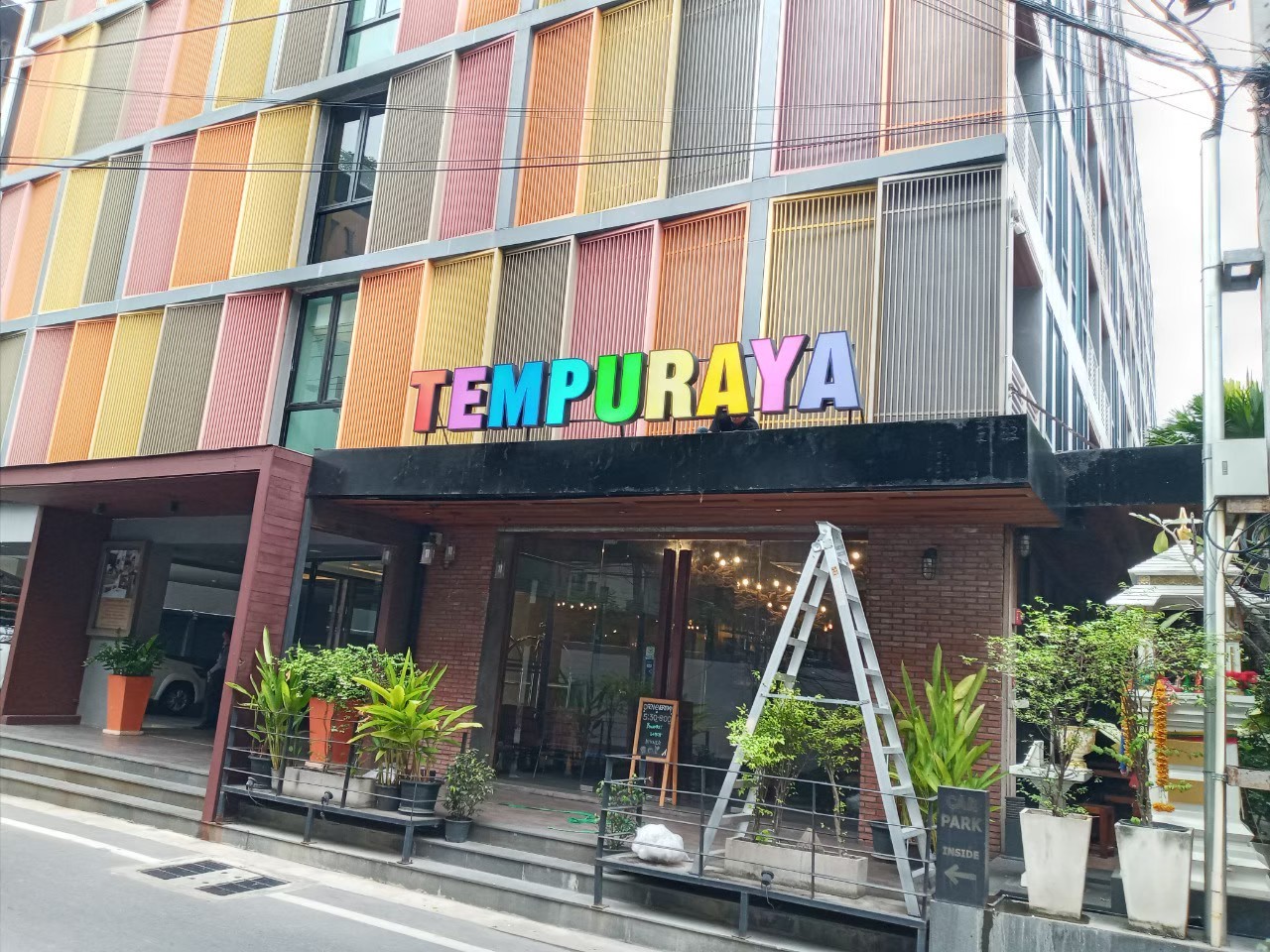 ป้ายกล่องไฟออกหน้าตัวอักษร TEMPURAYA