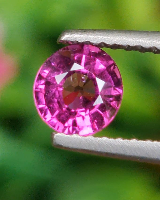 พลอย โรโดไลต์ กาเน็ท Rhodolite Garnet 0.66 กะรัต Cts.พลอยแท้ อัญมณีมงคลประจําวันเกิด เครื่องประดับพลอย