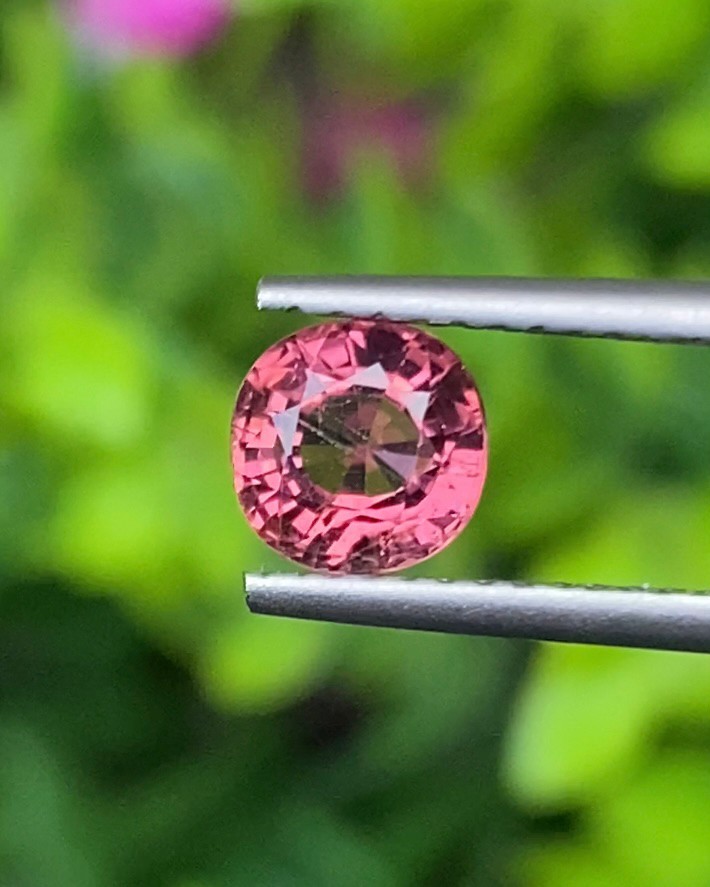 พลอย ทัวร์มาลีน Tourmaline 0.90 กะรัต (Cts.) พลอยแท้ อัญมณีมงคลประจําวันเกิด เครื่องประดับพลอย