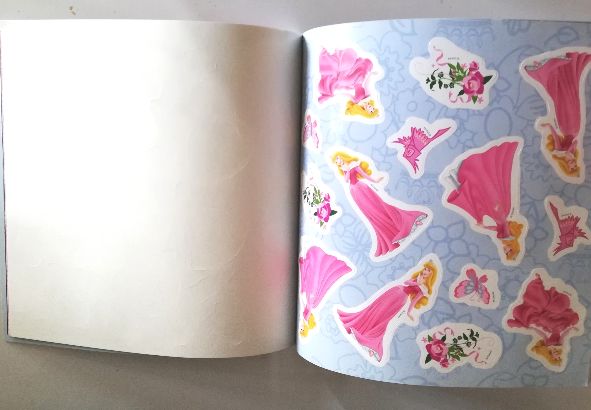 หนังสือนิทานฉบับภาษาอังกฤษ จาก วอลท์ดิสนีย์ แบบ 2 เรื่องใน 1 เล่ม ,เจ้าหญิงกบ เทียน่าและเพื่อนหมาขนฟู กับสติ๊กเกอร์มากกว่า50แบบ , PRINCESS Tiana and Her Furry Friend 2Books in 1! Over 50 Stickers! ด้านหลังㆍPRINCESS Aurora and the Helpful Dragon พร้อมสติ๊ก