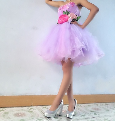 Pre-order ชุดแฟนซีสั้น เกาะอก แต่งดอกคาดเอว กระโปรงผ้าแก้ว เป็นชั้น ๆ พองฟู