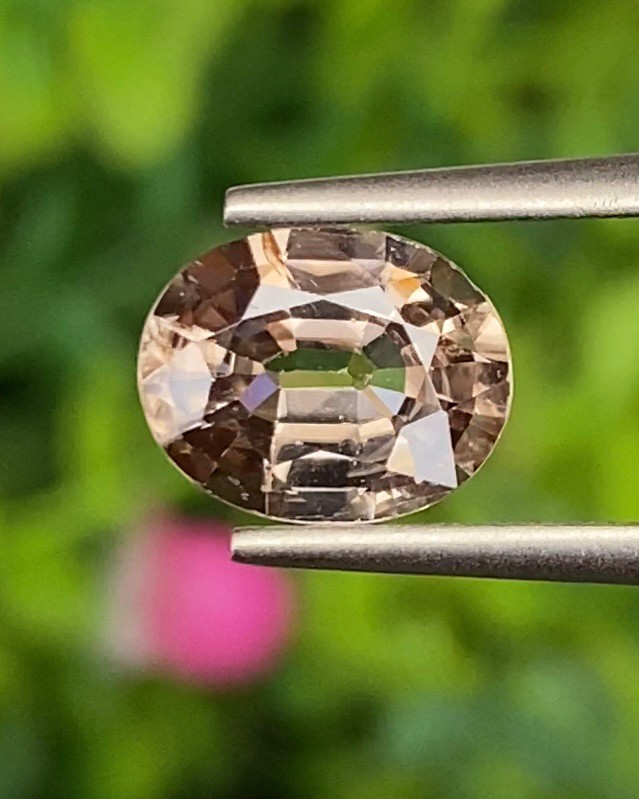 พลอย เพทาย (Zircon) 2.41 กะรัต (Cts.) พลอยแท้ อัญมณีมงคลประจําวันเกิด เครื่องประดับพลอย