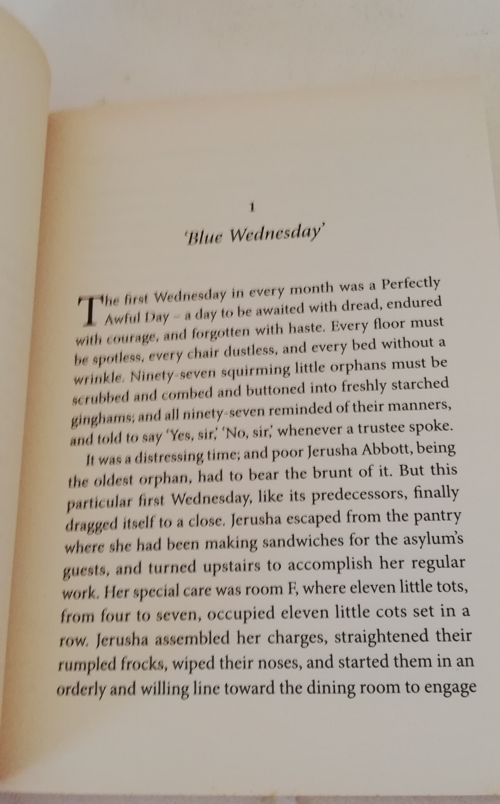 หนังสือนิยายเก่าภาษาอังกฤษ** หน้าแรกมีตำหนิตามภาพ แผ่นสุดท้ายมีรอยสก๊อตเทป หนังสือห่อปกพลาสติก, แด๊ดดี้ลองเลก Daddy long Leg โดย Jean Webster intriduced by Eva Ibbotson