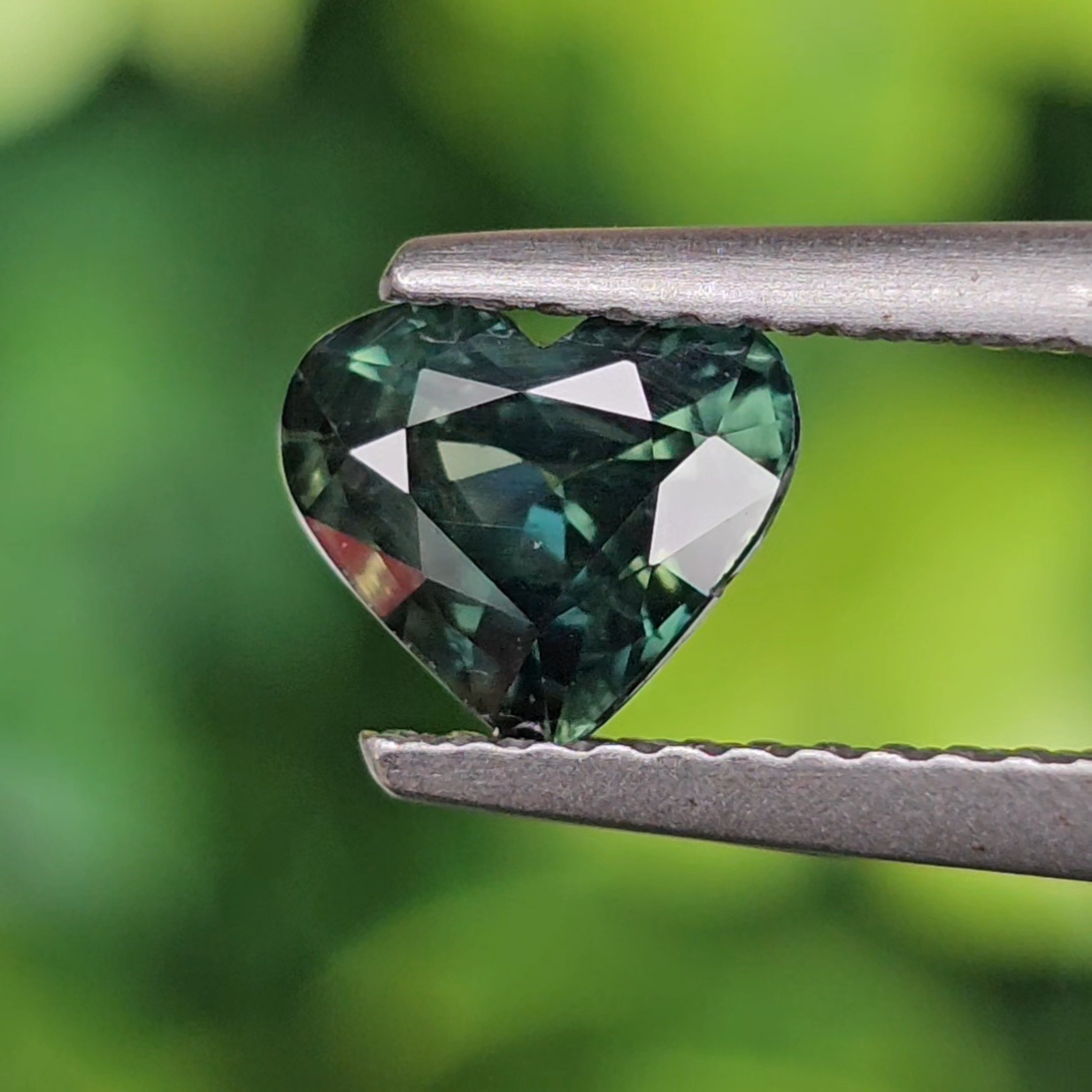 พลอย เขียวส่อง Green Sapphire 1.11 กะรัต (Cts.) พลอยแท้ อัญมณีมงคลประจําวันเกิด เครื่องประดับพลอย