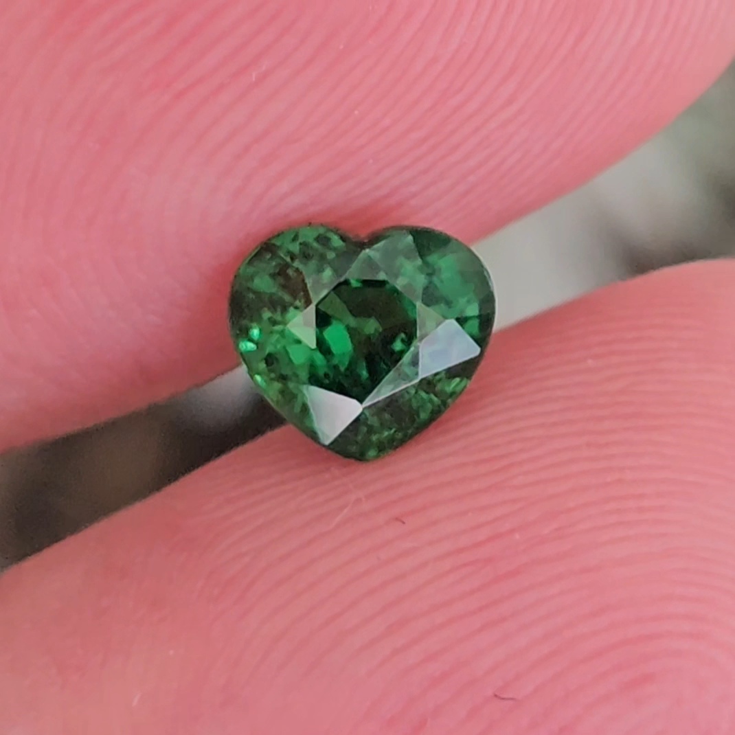 พลอย ซาโวไรท์ Tsavorite Garnet 1.16 กะรัต (Cts.) ดิบ Unheated พร้อมใบเซอร์ อัญมณีมงคลประจําวันเกิด เครื่องประดับพลอย