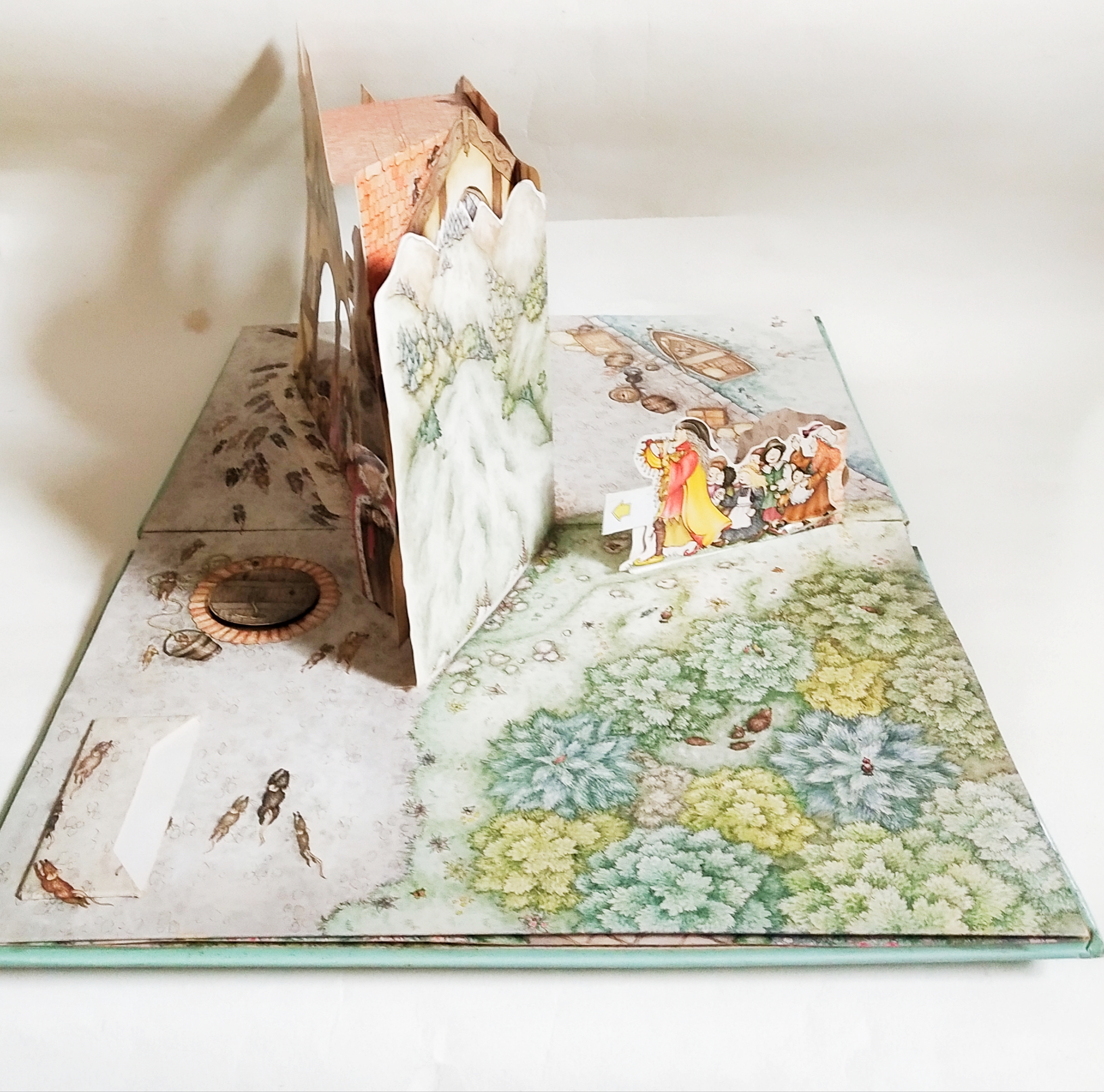 หนังสือนิทานดิสนีย์เก่า ป๊อปอัพ ไม่มีตัวอักษร **มีตำหนิตามภาพ Pop up book with Four Miniture Story Book : Beauty and the Beast and othrer Fantastic Fairy Tales