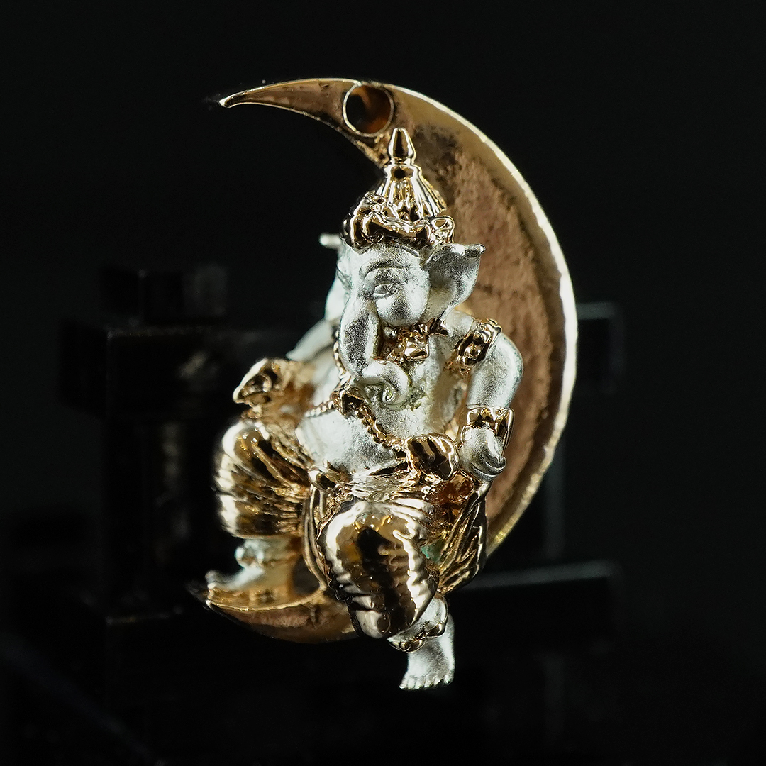 พระพิฆเนศน้อย ประทับจันทร์ รหัส K1 เนื้อสัมฤทธิ์ชุบ 2 กษัตริย์ (เงิน-นาค)