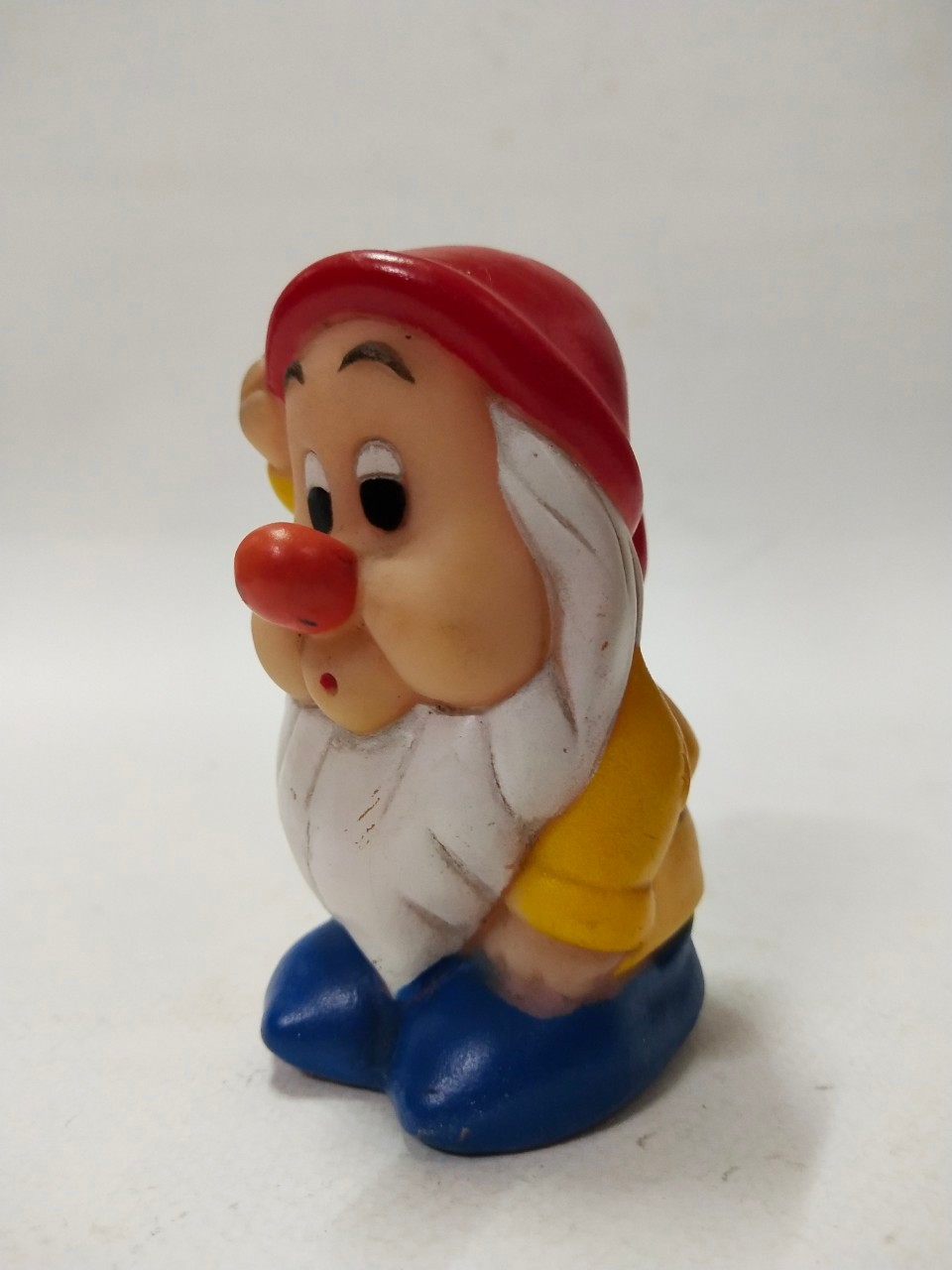 ตุ๊กตายางบีบ "สนีซซี่" (เบอร์ 4)เสื้อเหลือง 1 ในคนแคระทั้ง7 จากเรื่อง สโนไวท์ ขนาดตามรูป มือสอง มีรอยบ้างเก่าเก็บตามสภาพ