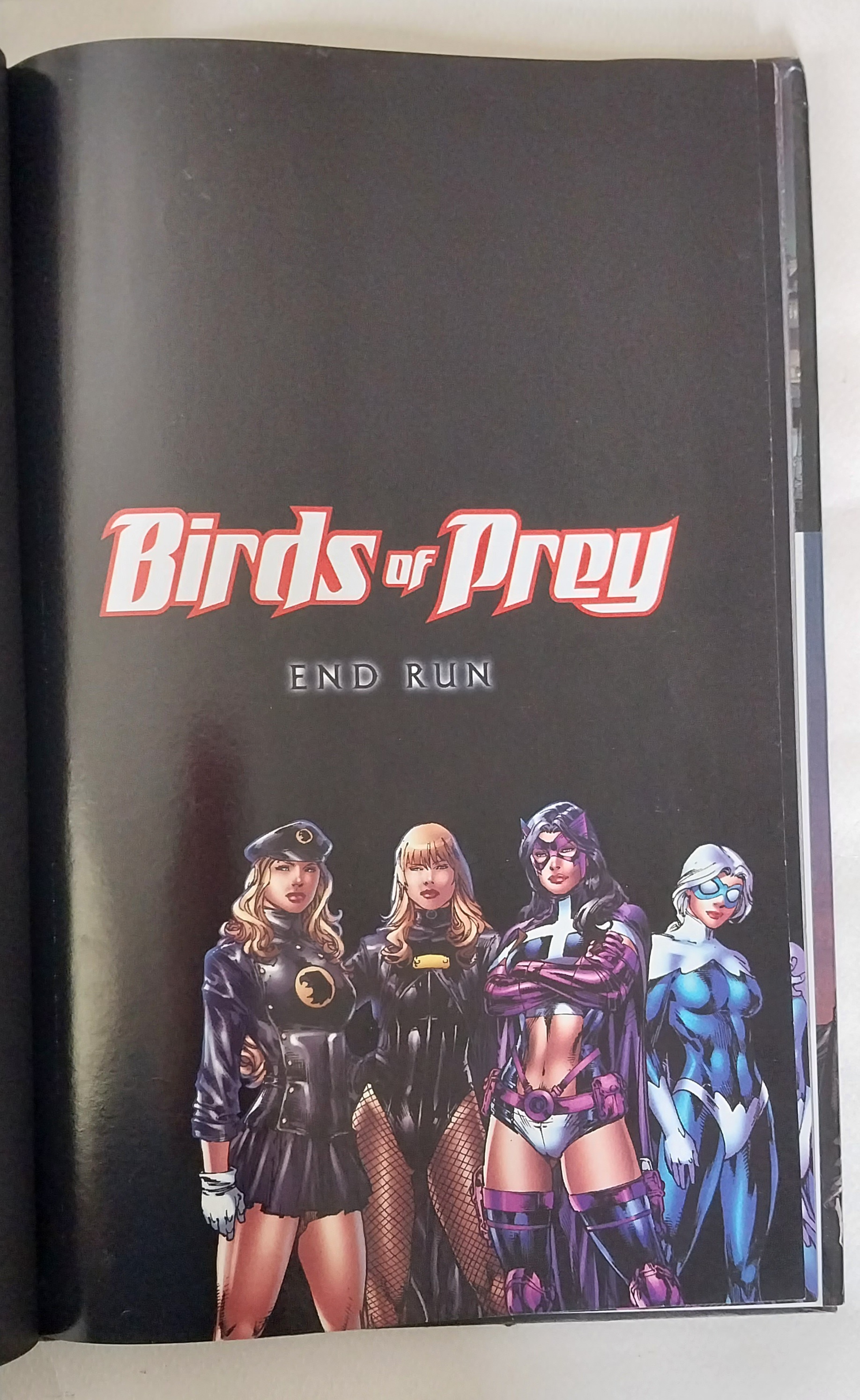 หนังสือภาพการ์ตูน ปกแข็ง มีปกหุ้ม **มีตำหนิ โปรดดูทุกภาพ,DC comics ฉบับภาษาอังกฤษ brightest Day Birds of prey End Run, โดย Gail Simons ed Benes, Adriana Melo Alvin lee หนังสือปกแข็งมีปกหุ้ม กระดาษมัน ภาพสีทั้งเล่ม