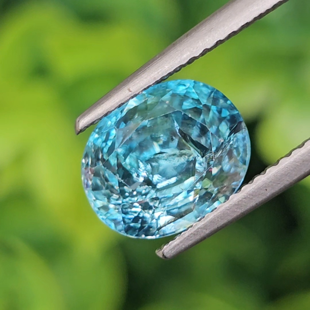 พลอย เพทาย (Zircon) 4.52 กะรัต (Cts.) พลอยแท้ อัญมณีมงคลประจําวันเกิด เครื่องประดับพลอย
