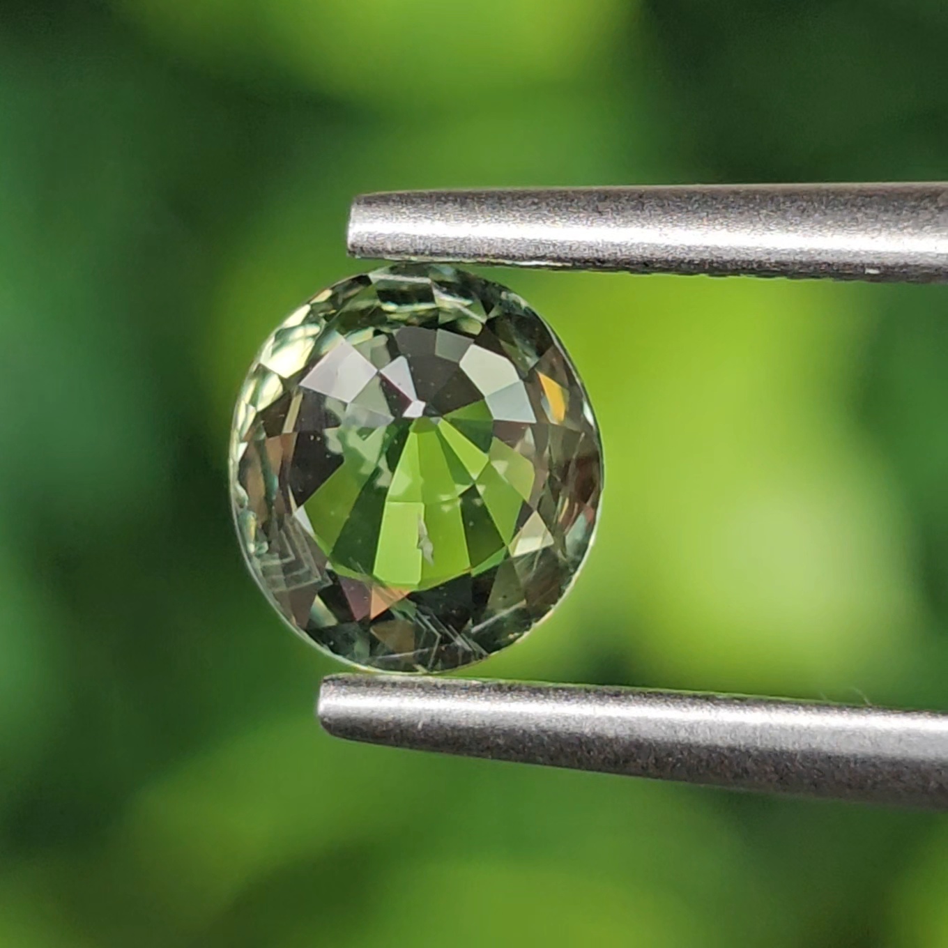 พลอย เขียวส่อง Green Sapphire 0.85 กะรัต (Cts.) ดิบ (Unheated) พลอยแท้ อัญมณีมงคลประจําวันเกิด เครื่องประดับพลอย