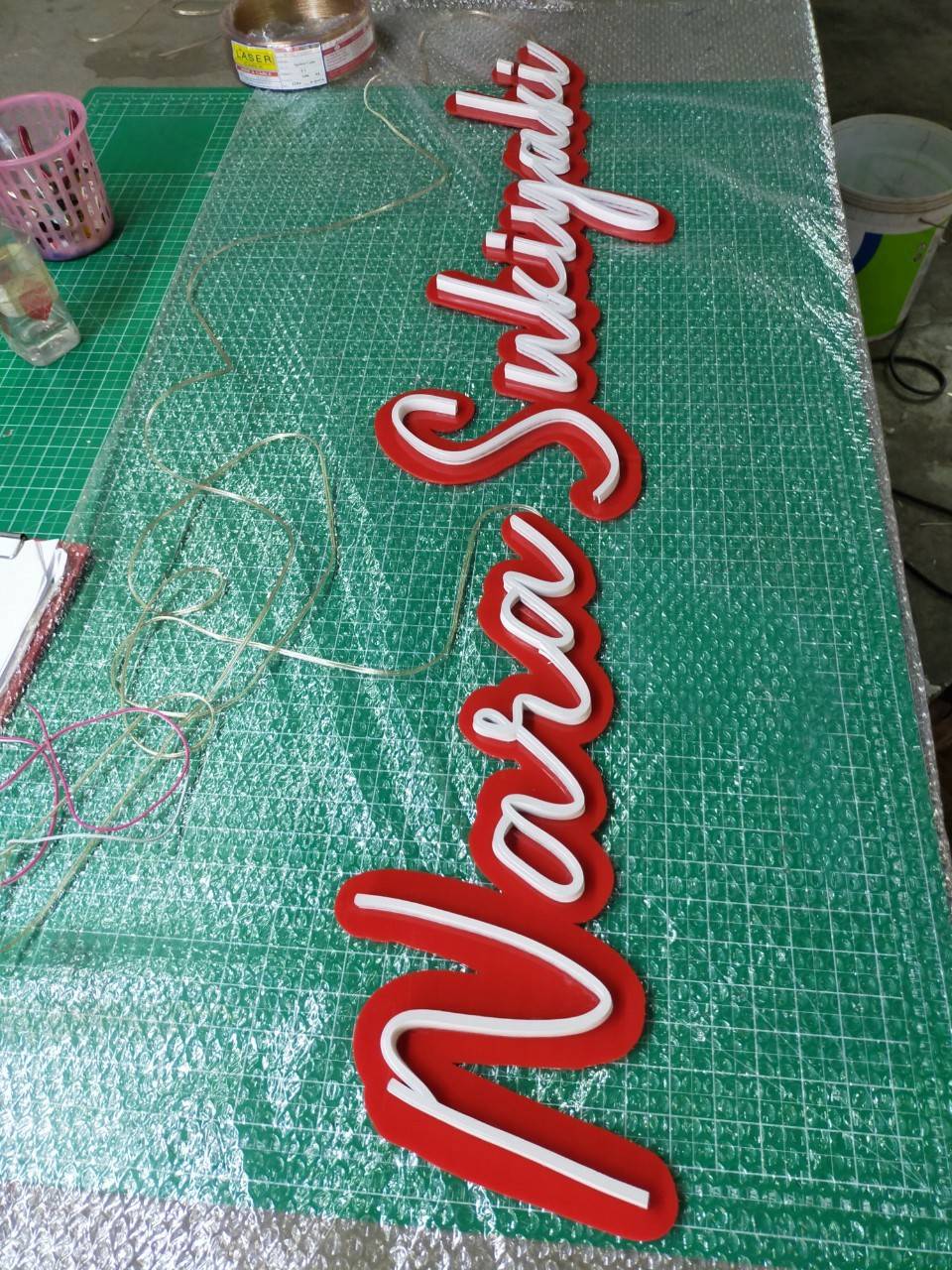 ป้ายไฟนีออน flex พื้นอะคริลิคสีแดง ติดไฟสีขาว ขนาด 130*30cm.