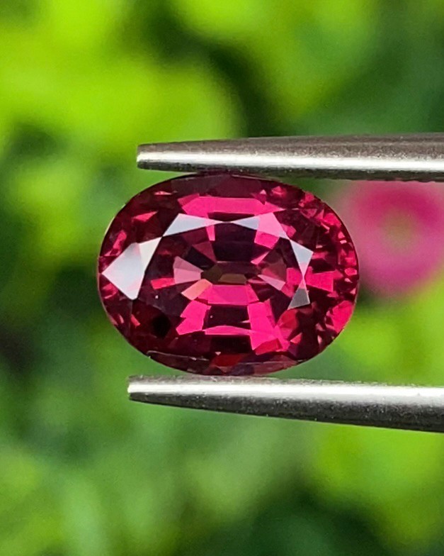 พลอย โรโดไลต์ กาเน็ท Rhodolite Garnet 2.11 กะรัต Cts.พลอยแท้ อัญมณีมงคลประจําวันเกิด เครื่องประดับพลอย