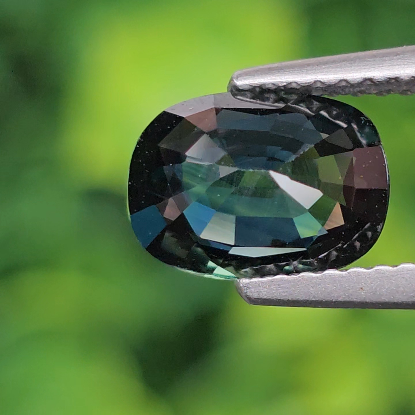 พลอย เขียวส่อง Green Sapphire 2.02 กะรัต (Cts.) ดิบ Unheated พลอยแท้ อัญมณีมงคลประจําวันเกิด เครื่องประดับพลอย