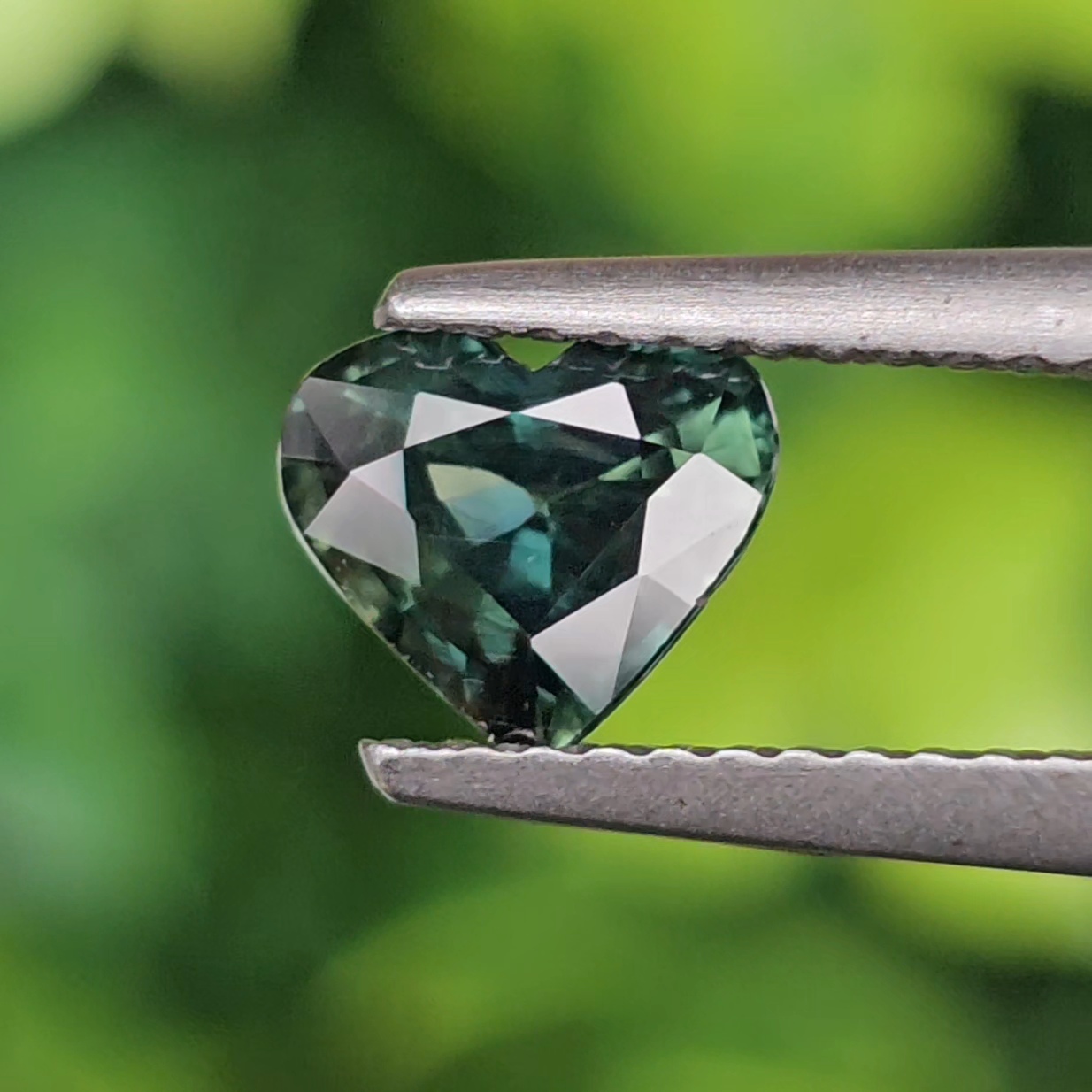 พลอย เขียวส่อง Green Sapphire 1.11 กะรัต (Cts.) พลอยแท้ อัญมณีมงคลประจําวันเกิด เครื่องประดับพลอย