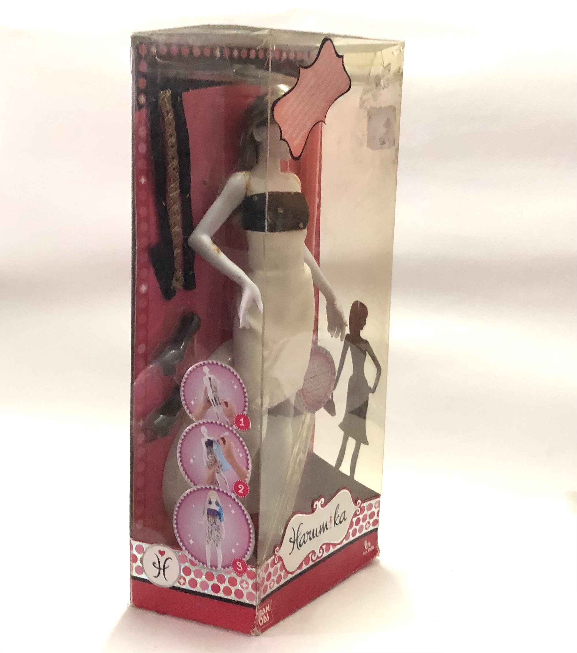 มือ1 เก่าเก็บในกล่อง *** สภาพเก่าตามอายุ แขนมีรอยเปื้อน และ ยางรัดอุปกรณ์ในกล่องขาด และอุปกรณ์ต่างๆหลุดในกล่อง ตุ๊กตานางแบบ Harumika