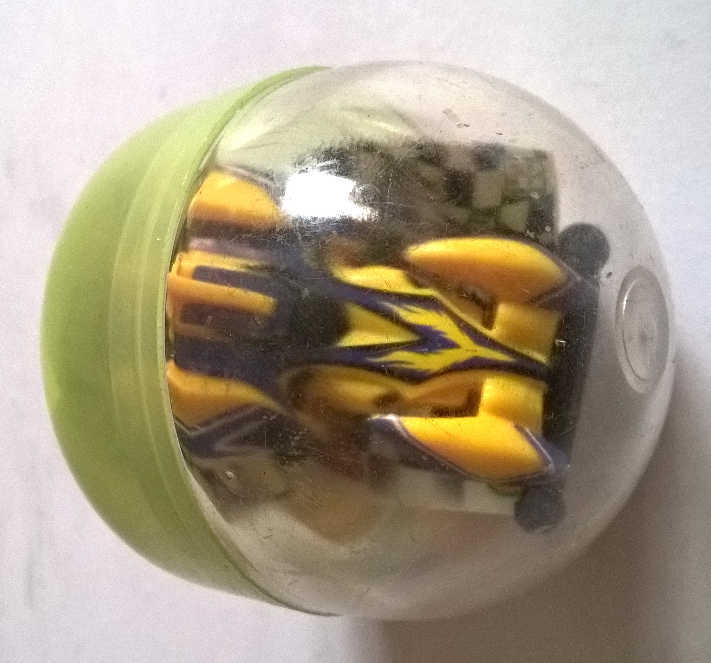 โมเดลรถแข่งในแคปซูล สีเหลือง ขนาดประมาณ 6 cm. pull back ของสะสมเก่า จาก 7-11