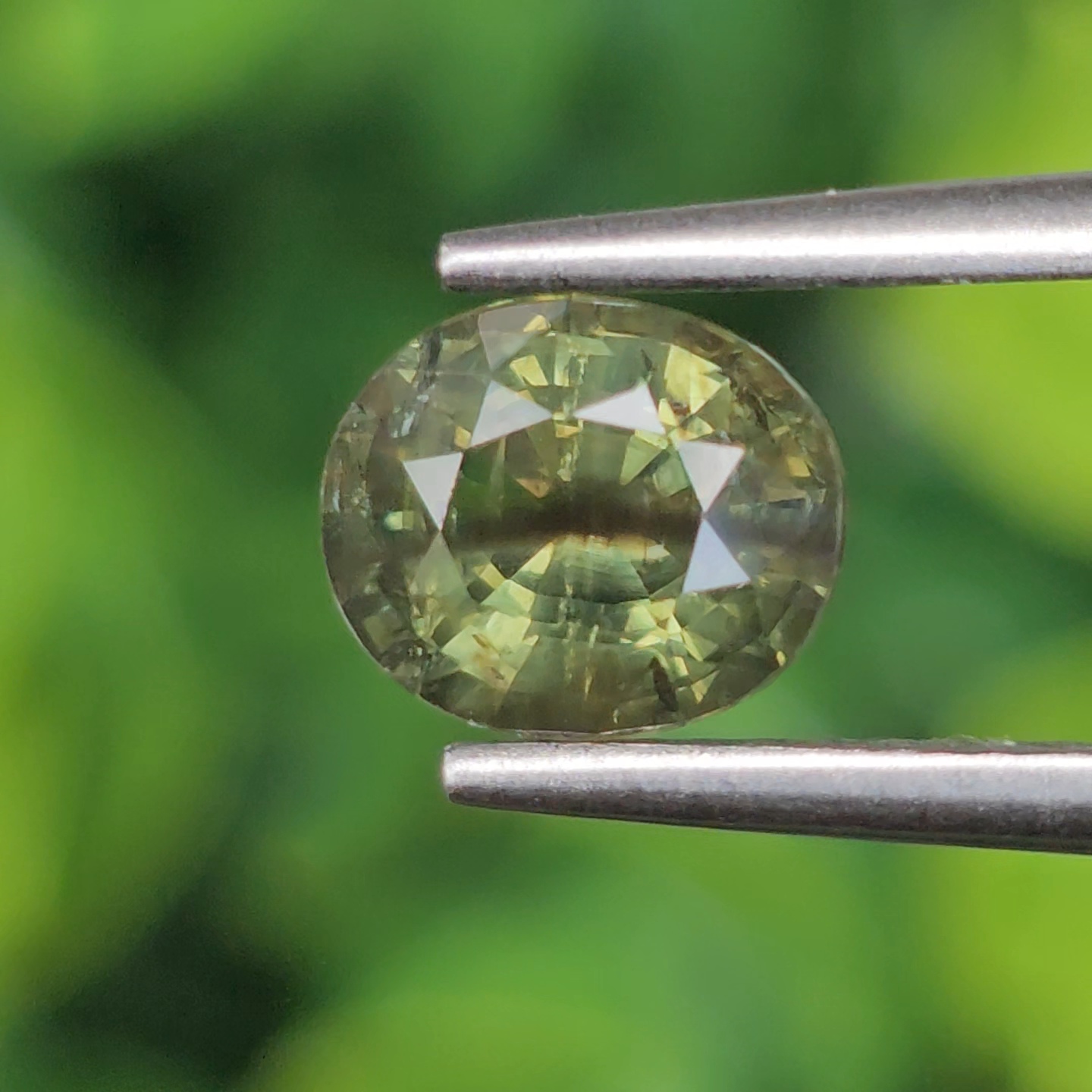 พลอย เขียวส่อง Green Sapphire 1.43 กะรัต (Cts.) ดิบ Unheated พลอยแท้ อัญมณีมงคลประจําวันเกิด เครื่องประดับพลอย