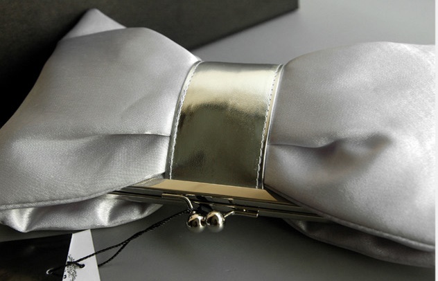 พร้อมส่ง Evening Clutch กระเป๋าออกงาน สีเงิน light silver รูปโบว์ เรียบหรู