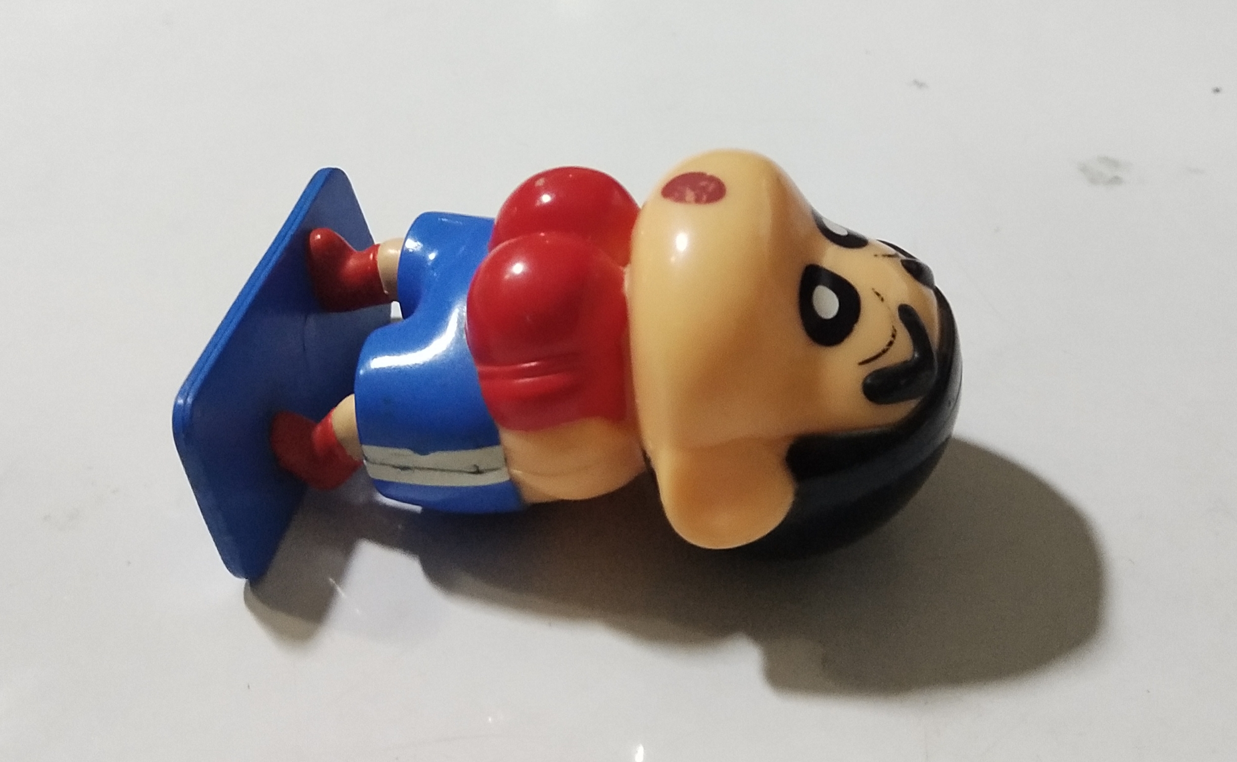 พรีเมี่ยมแถม จาก KFC **มีตำหนิ โปรดดูทุกภาพ,ชินจังต่อยมวย พลาสติก พร้อมฐาน ขนาดประมาณ3นิ้ว