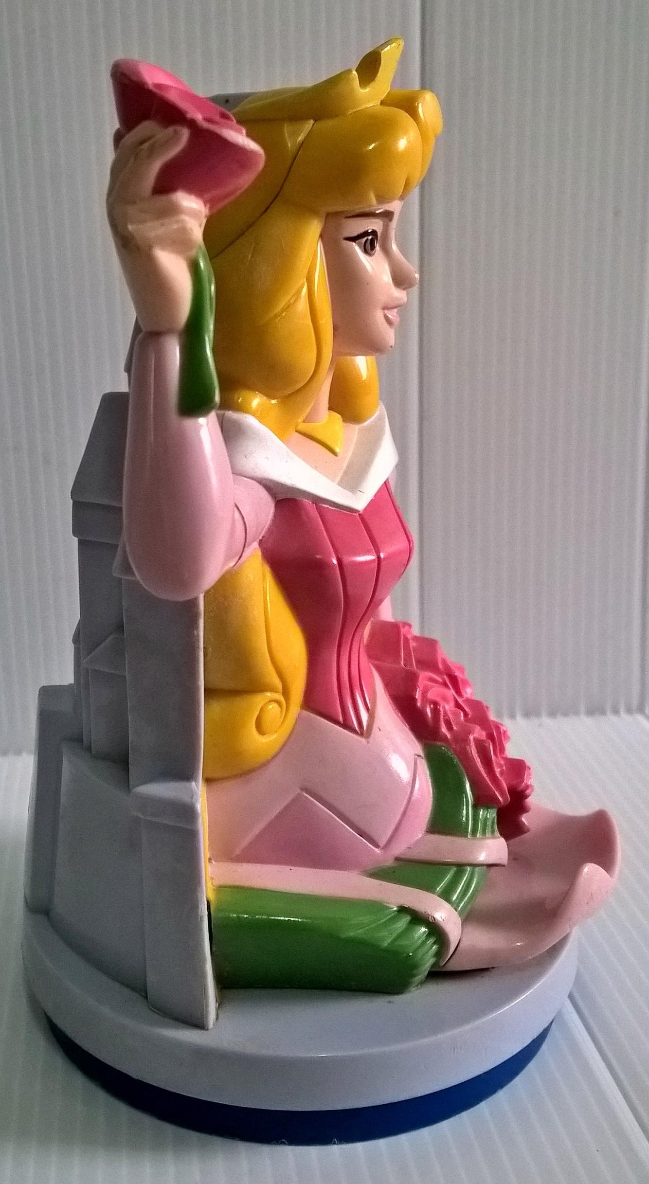 Topper เจ้าหญิงออโรร่า **มีรอยที่หน้า ตามภาพ ,เจ้าหญฺิงนิทรา ถือดอกไม้ มือซ้ายพับลงได้ ด้านหลังเป็นรูปปราสาท Disney's Sleeping Beauty