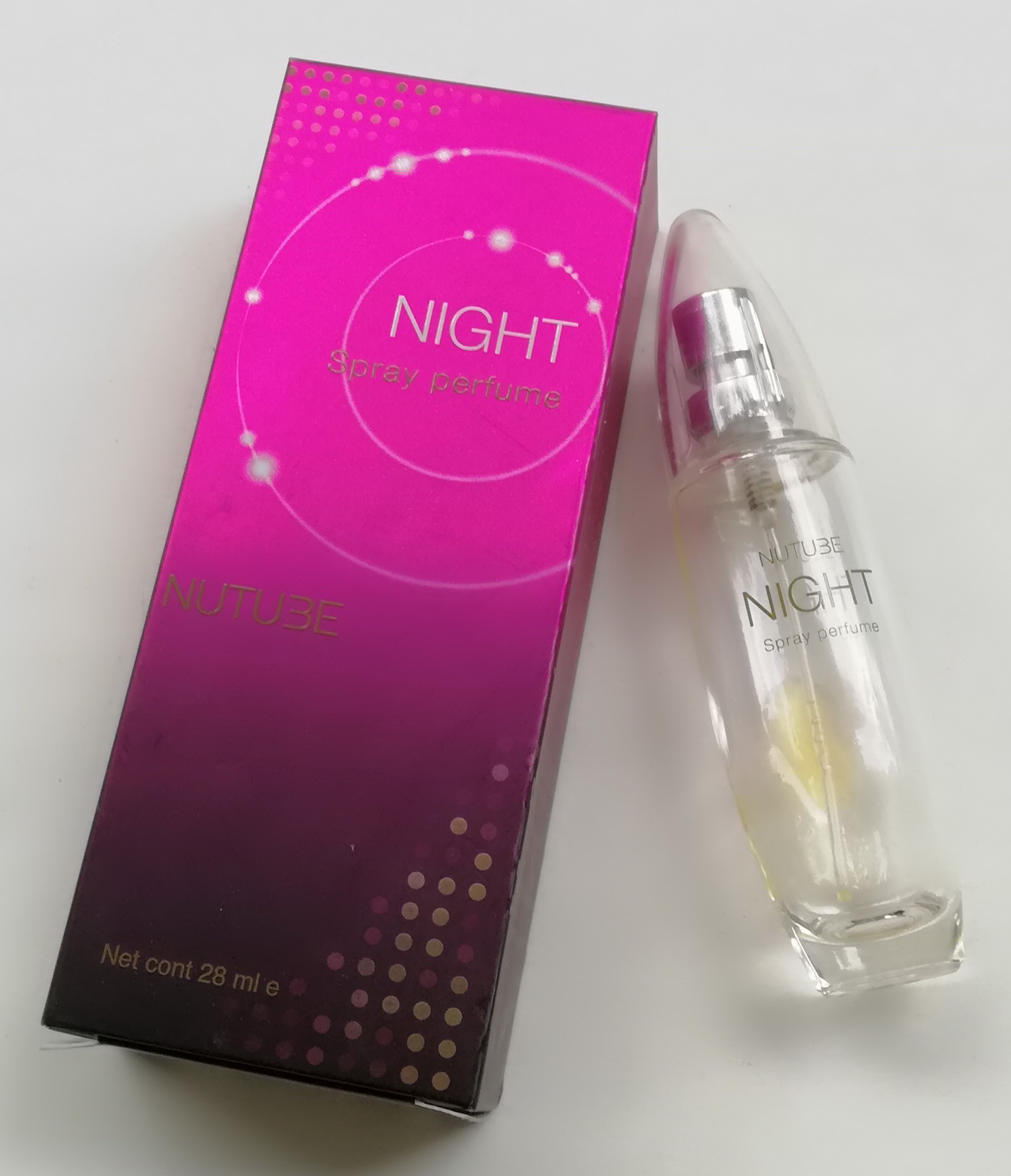 ของสะสม กล่องน้ำหอมสีชมพู และขวดน้ำหอมแก้ว NUTUBE NIGHT SPRAY PERFUME ขนาดประมาณ 14 ซม.