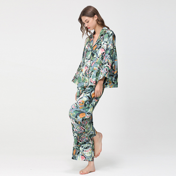 🚩พร้อมส่ง🚩ชุดนอนซาตินเกรดพรีเมี่ยม Silk Satin สีเขียวทอลายทั้งตัว คัดติ้งสวยงานดีมากค่ะ (ST140)