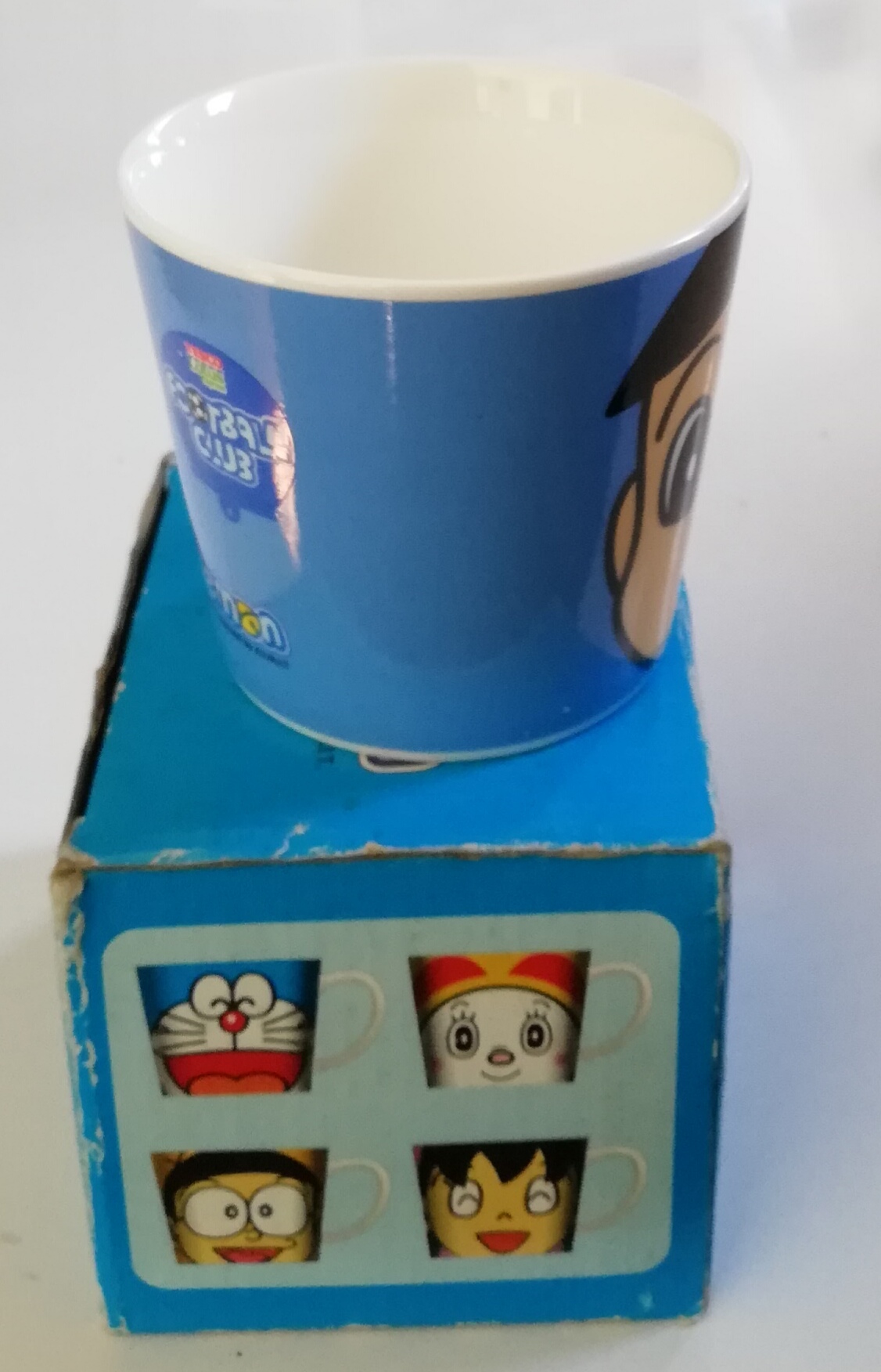 แก้วน้ำเซรามิก ลายเดคิซึงิ ชุด โดราเอม่อน ฟุตบอลคลับ โดเรม่อน ของสะสมแลกซื้อจากเทสโก้โลตัส **กล่องมีตำหนิ โปรดตรวจสอบทุกภาพ