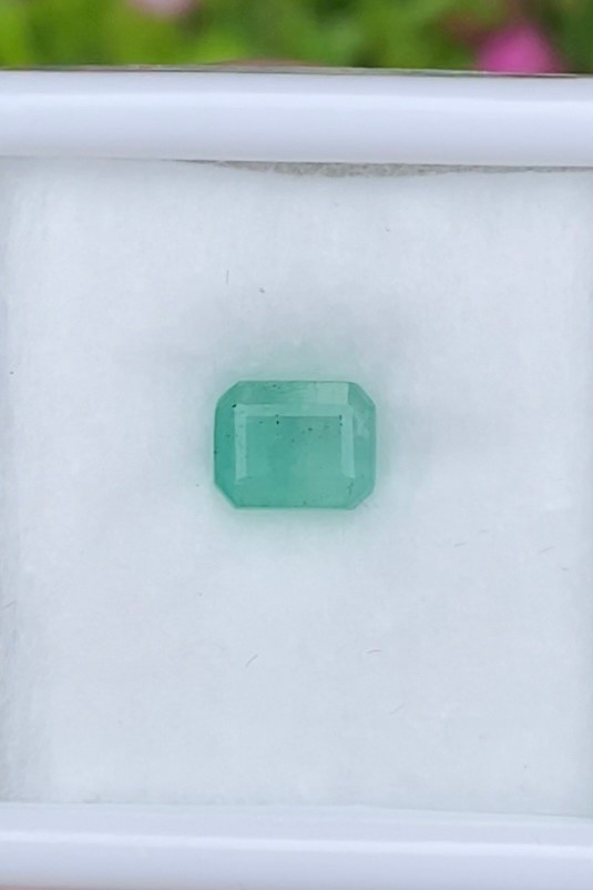 พลอย มรกต Natural Emerald แซมเบีย 0.68 กะรัต (Cts.) พลอยแท้ อัญมณีมงคลประจําวันเกิด เครื่องประดับพลอย