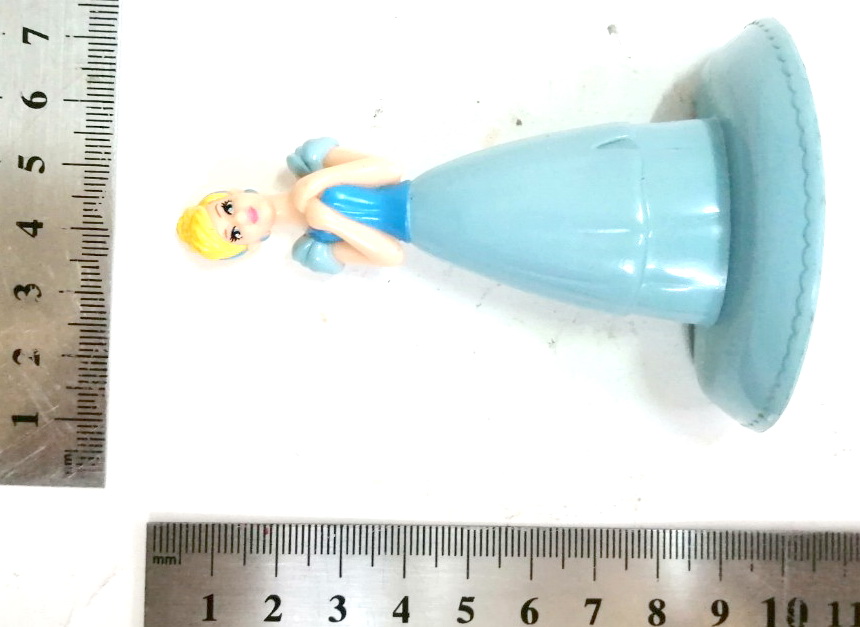 ตุ๊กตาเจ้าหญิงดิสนีย์ **กระโปรงมีรอยเปื้อนด้านล่างเล็กน้อยตามภาพ ซินเดอเรลล่า Cinderella ฟิกเกอร์สะสม สูงราว 10 ซม. ลงสีสำเร็จ สัดส่วนสวยงาม พลาสติกแข็งแต่ยืดหยุ่นได้ ของเก่าสะสม