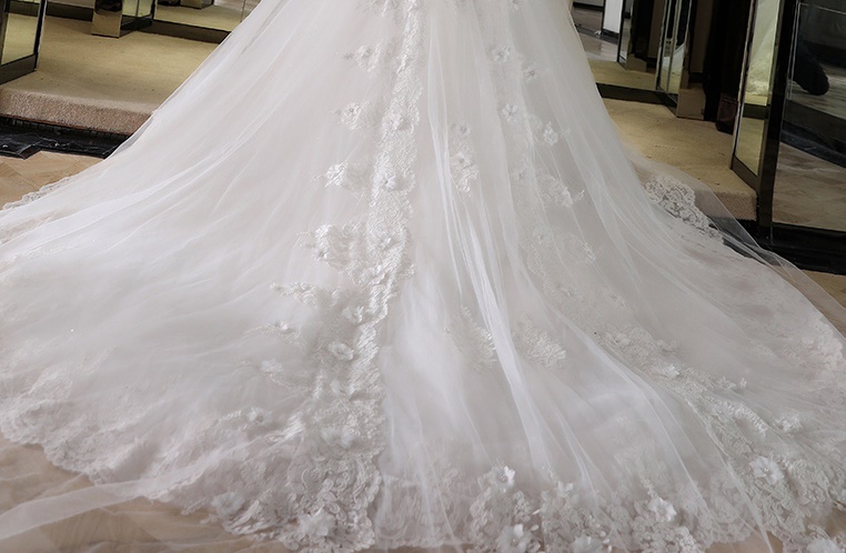 ชุดแต่งงาน คล้องคอ หางยาว เชือกผูกหลัง