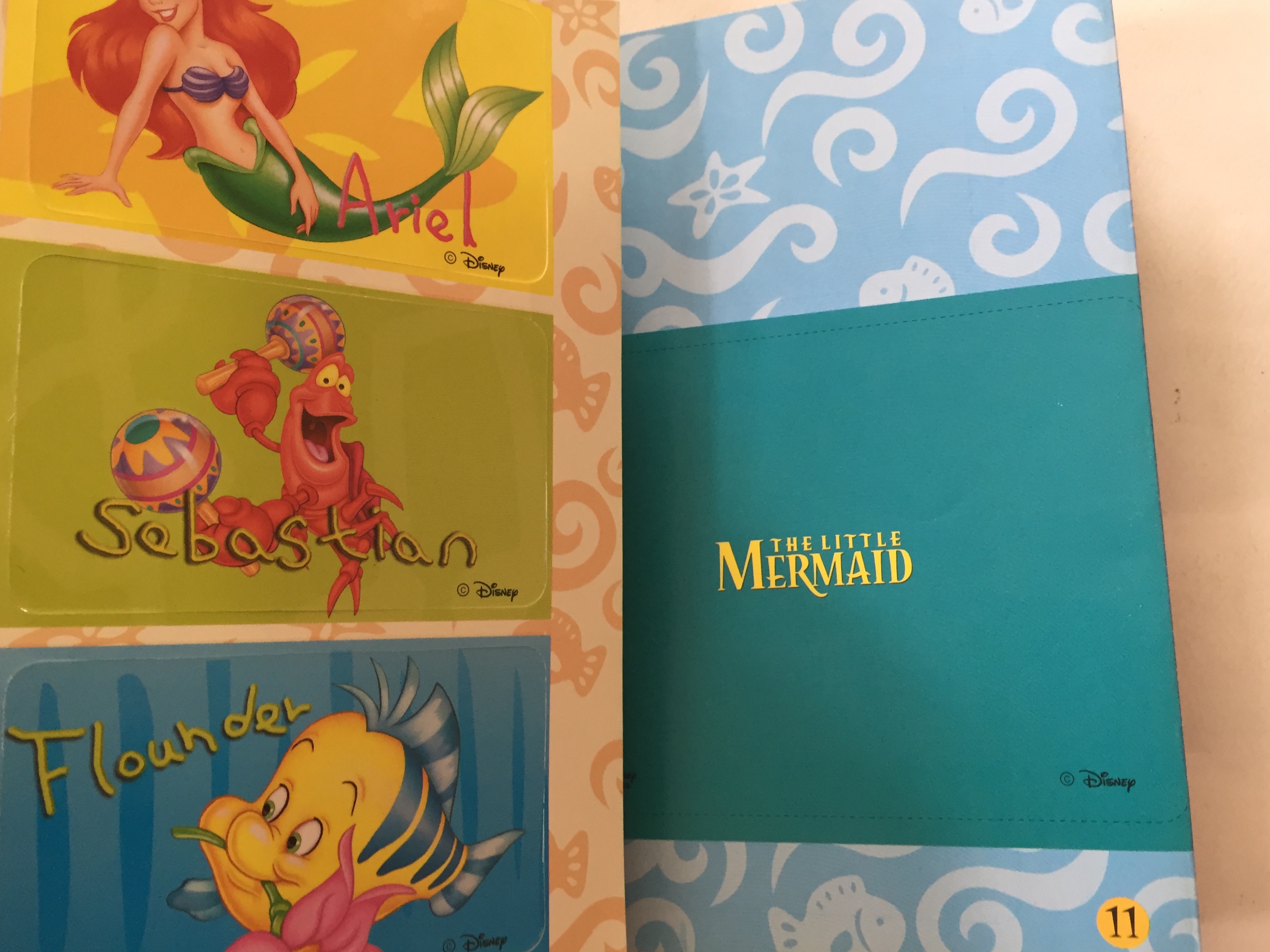 มีหลายภาพ, มีตำหนิ โปรดดูทุกภาพ, สมุดภาพเจ้าหญิงเงือกน้อยแอเรียล, the Little Mermaid ขนาด 19 cm, เป็นสมุดภาพการ์ด ที่คั่นหนังสือ ป้ายสมุดโทรศัพท์การ์ดอวยพรวันเกิดตัวแขวนโทรศัพท์มือถือเป็นกระดาษสแตนดี้และภาพระบายสี เป็นภาพเงือกน้อยแอเรียล Little Mermaid