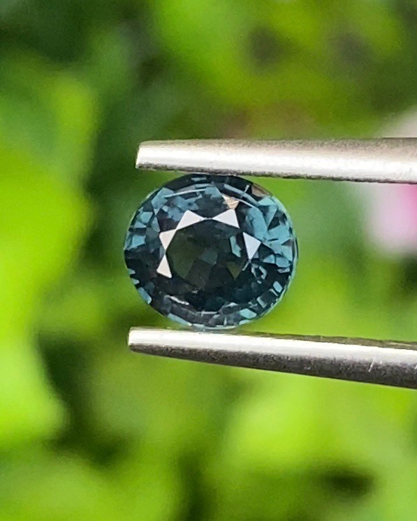 พลอย เขียวส่อง Blue-Green Sapphire 0.93 กะรัต (Cts.) ดิบ (Unheated) พลอยแท้ อัญมณีมงคลประจําวันเกิด เครื่องประดับพลอย