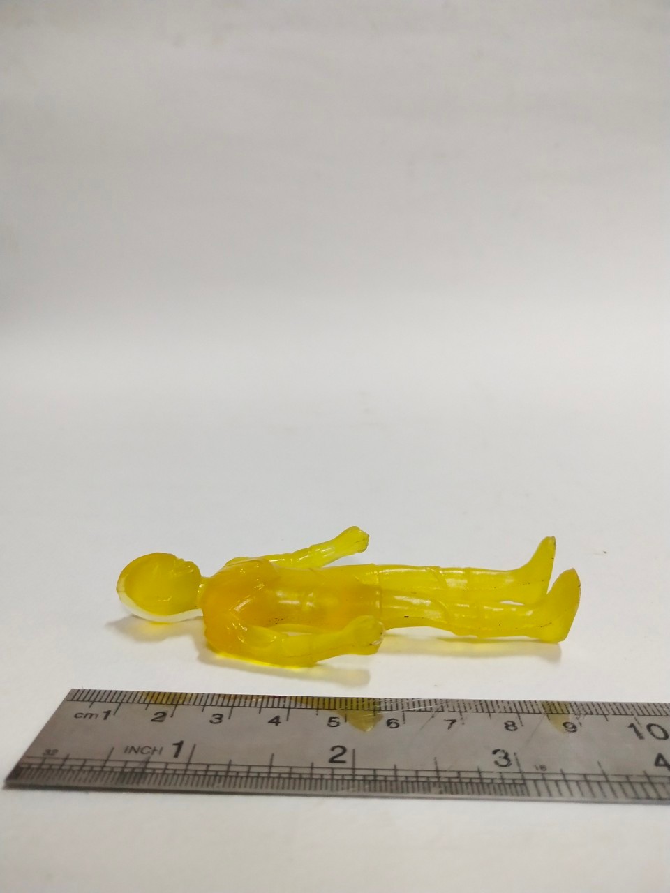 ตุ่นยาง อุลตร้าแมนใส สีเหลือง ขนาดตามรูป มือสองสภาพดี มีรอยบ้าง