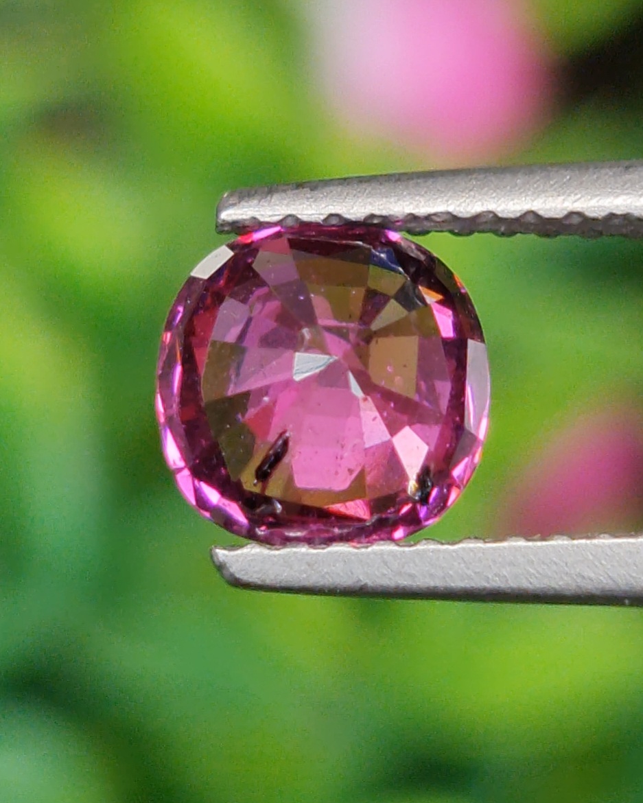 พลอย โรโดไลต์ กาเน็ท Rhodolite Garnet 1.39 กะรัต Cts.พลอยแท้ อัญมณีมงคลประจําวันเกิด เครื่องประดับพลอย