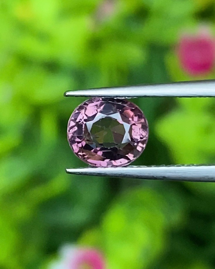 พลอย สปิเนล Spinel 1.35 กะรัต (Cts.) ดิบ Unheated พลอยแท้ อัญมณีมงคลประจําวันเกิด เครื่องประดับพลอย