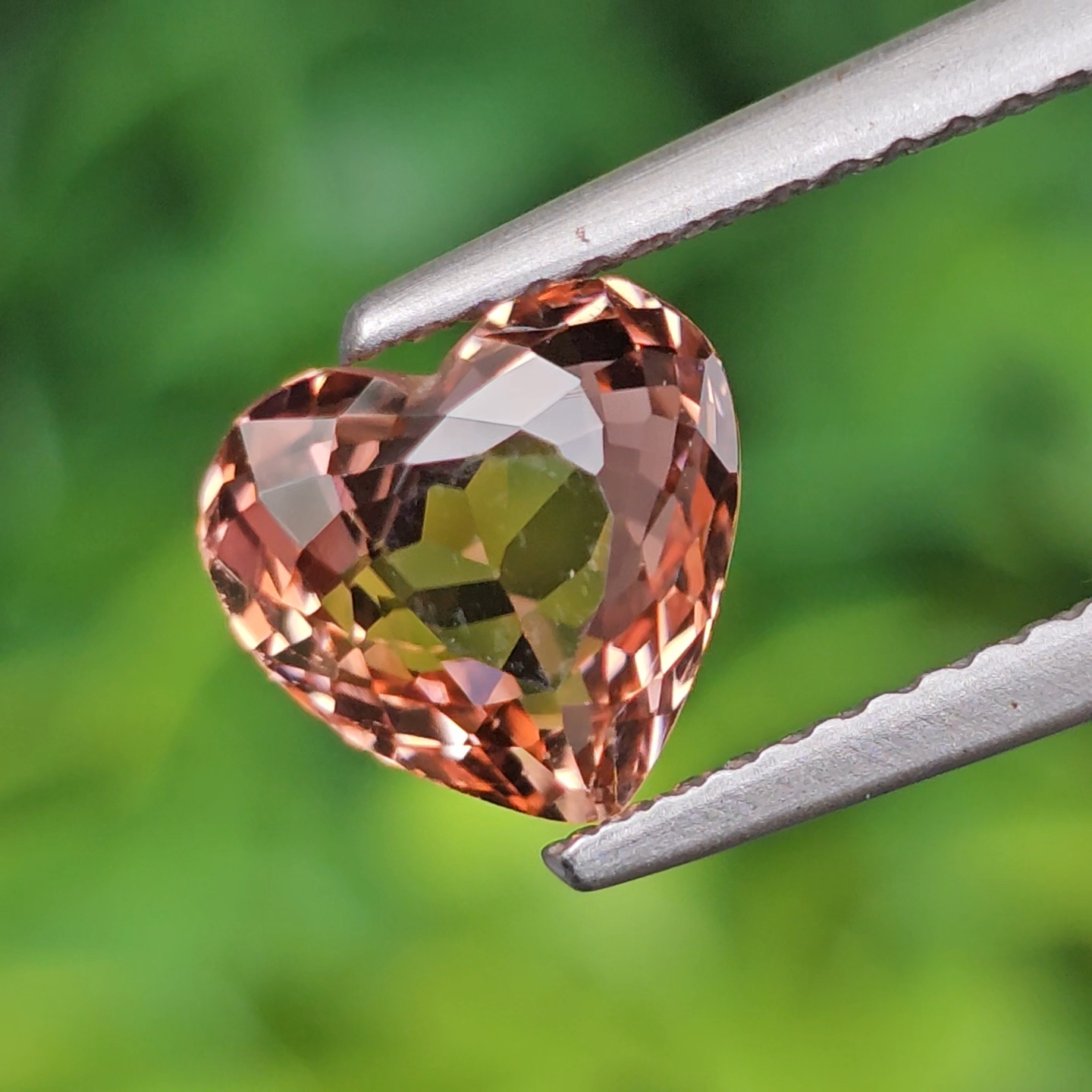 พลอย ทัวร์มาลีน Tourmaline 2.02 กะรัต (Cts.) ลอยแท้ อัญมณีมงคลประจําวันเกิด เครื่องประดับพลอย